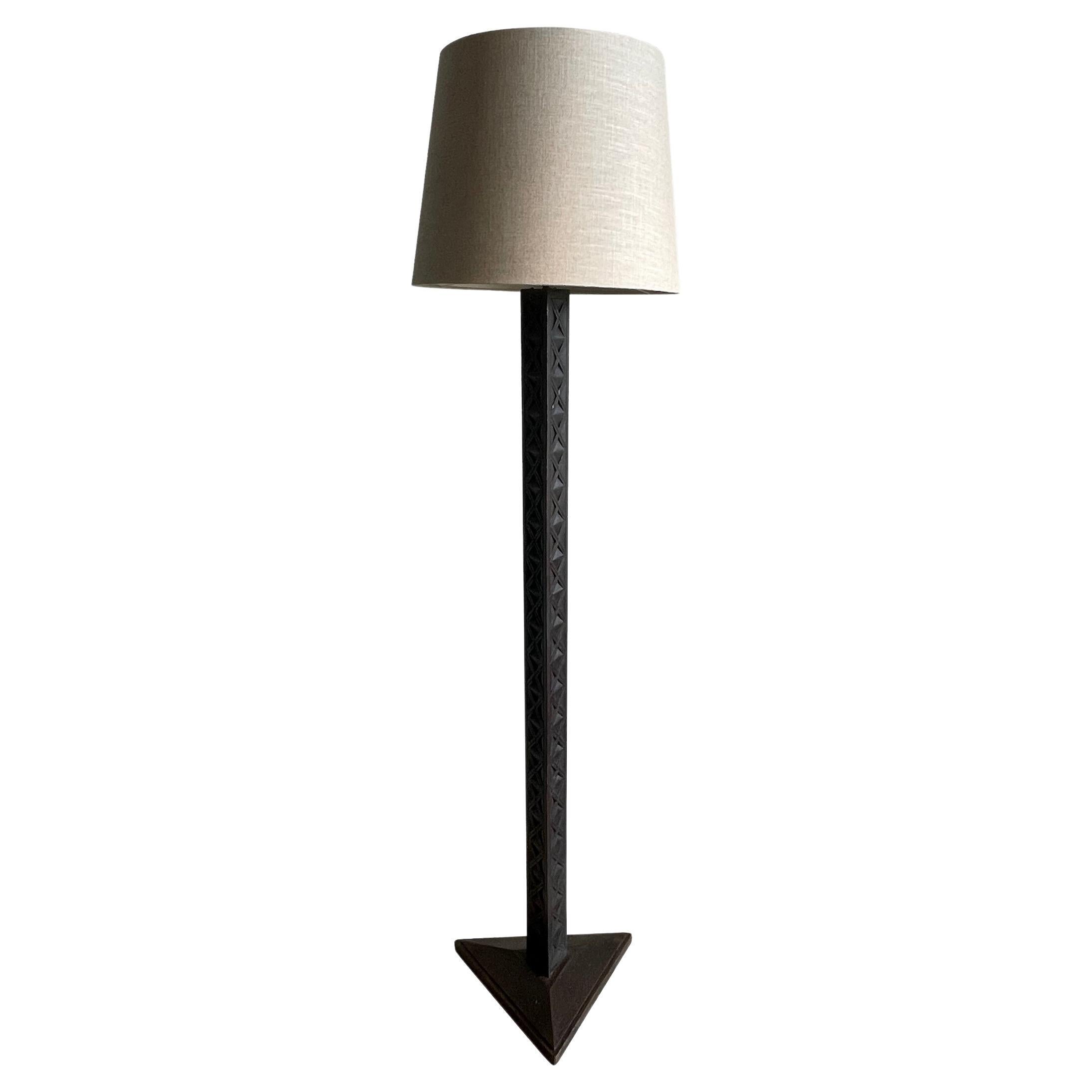 Lámpara de pie francesa de 1940 de madera tallada ebonizada y forma triangular.
Base en forma de triángulo.
Incluye una nueva pantalla de lino belga.
Base de 61