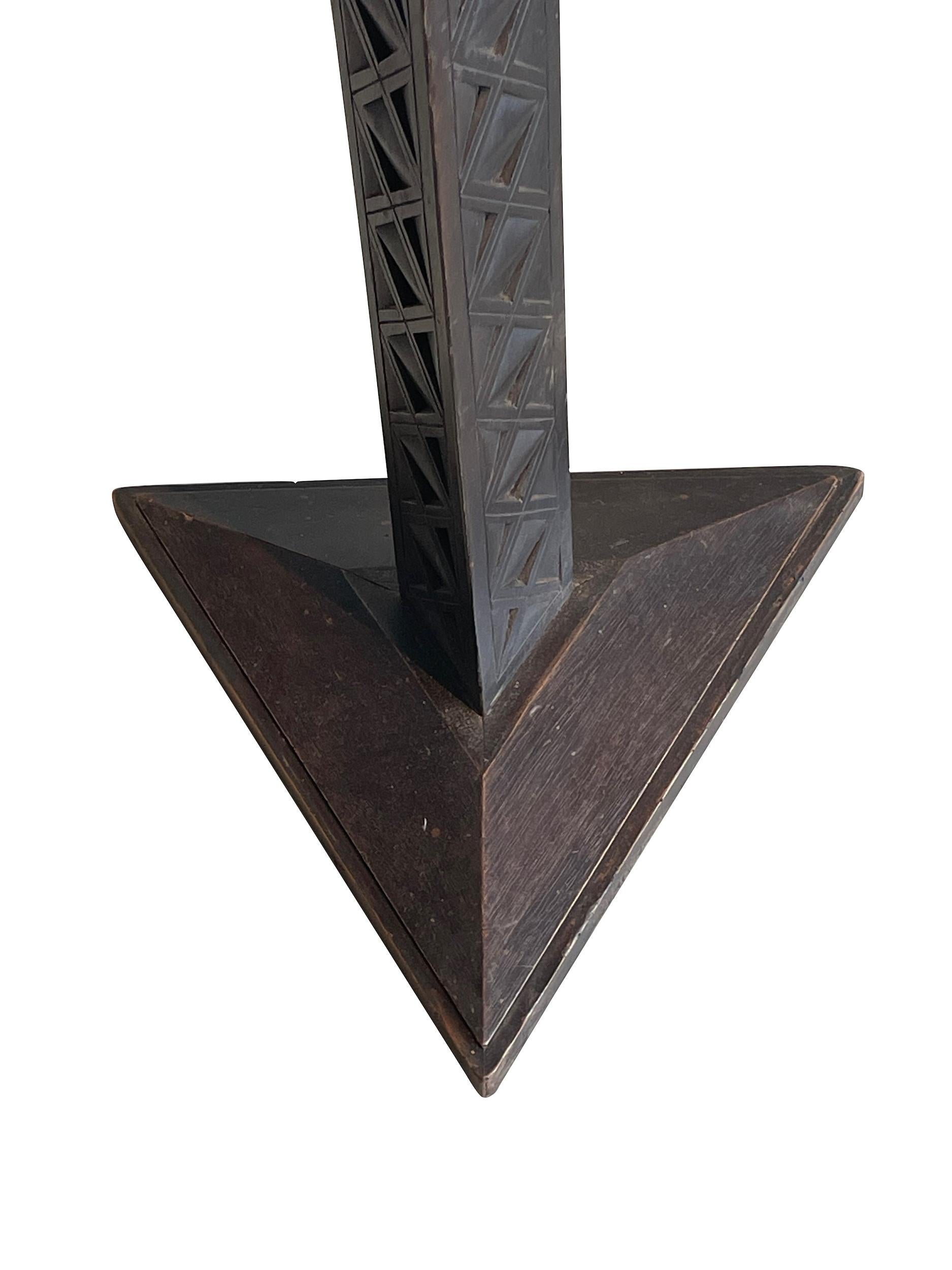 Lámpara de pie de madera tallada ebonizada, Francia, años 40 mediados del siglo XX en venta