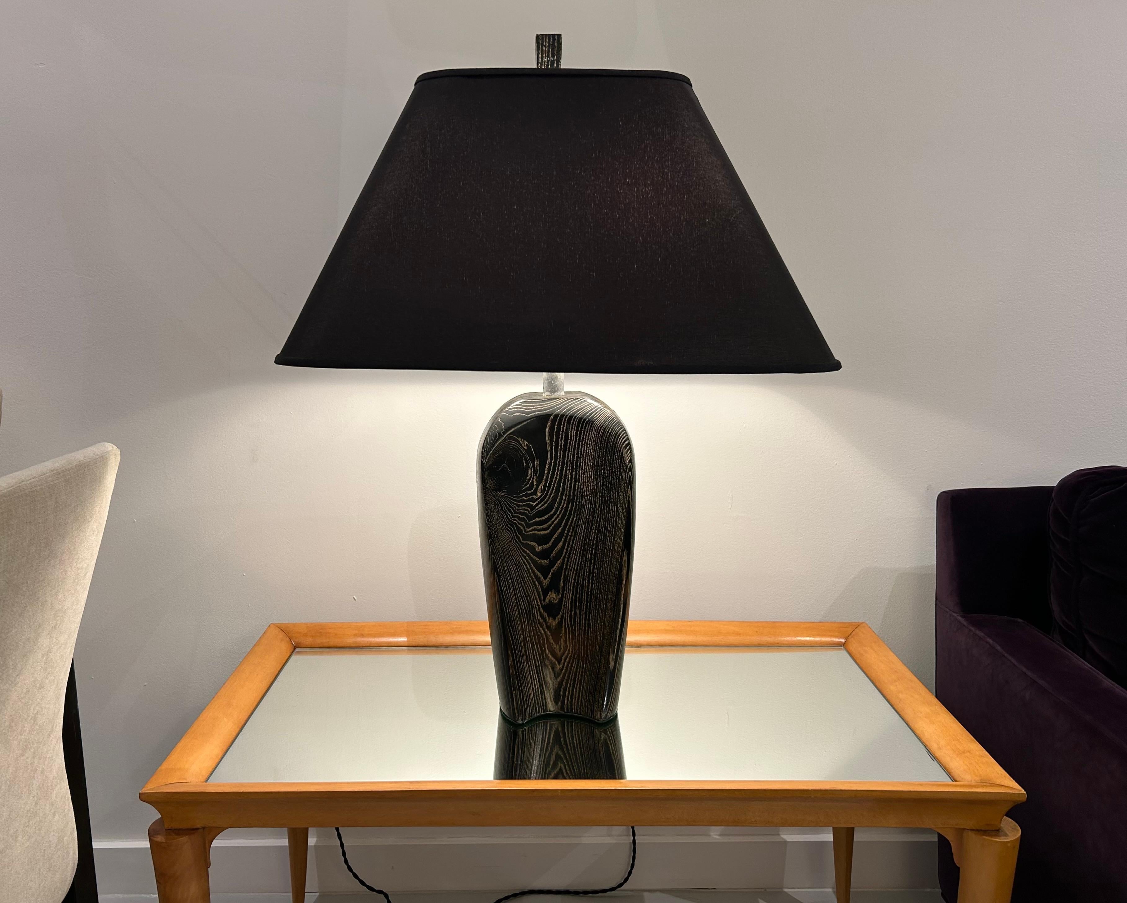 Eine sehr gut gefertigte und schwere Tischlampe mit einem Sockel aus massivem Eichenholz, der eine ebonisierte, keramisierte Oberfläche und einen dazu passenden konischen Abschluss hat, der elegante Linien in der Schnitzerei und Formgebung des
