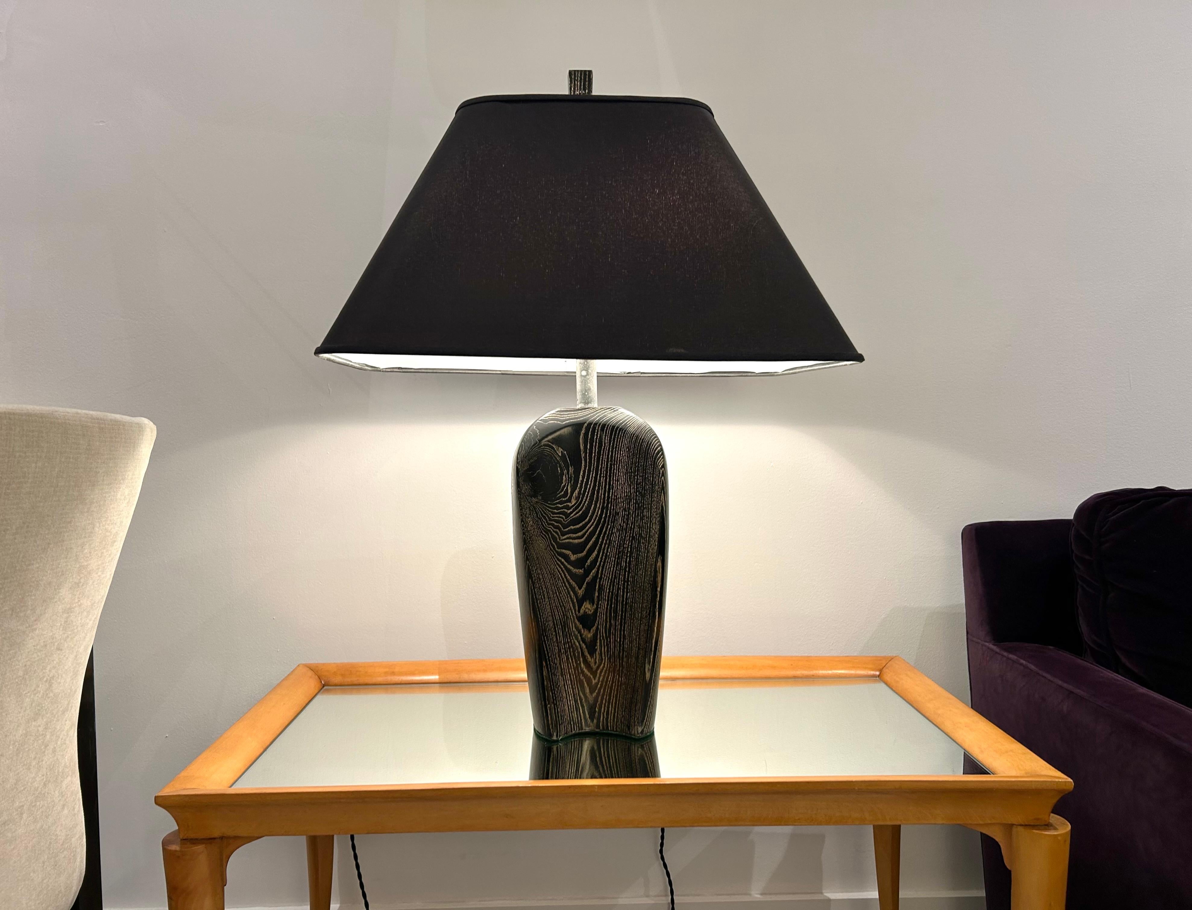 Tischlampe aus ebonisierter, keramisierter Eiche, USA 1970er (amerikanisch) im Angebot