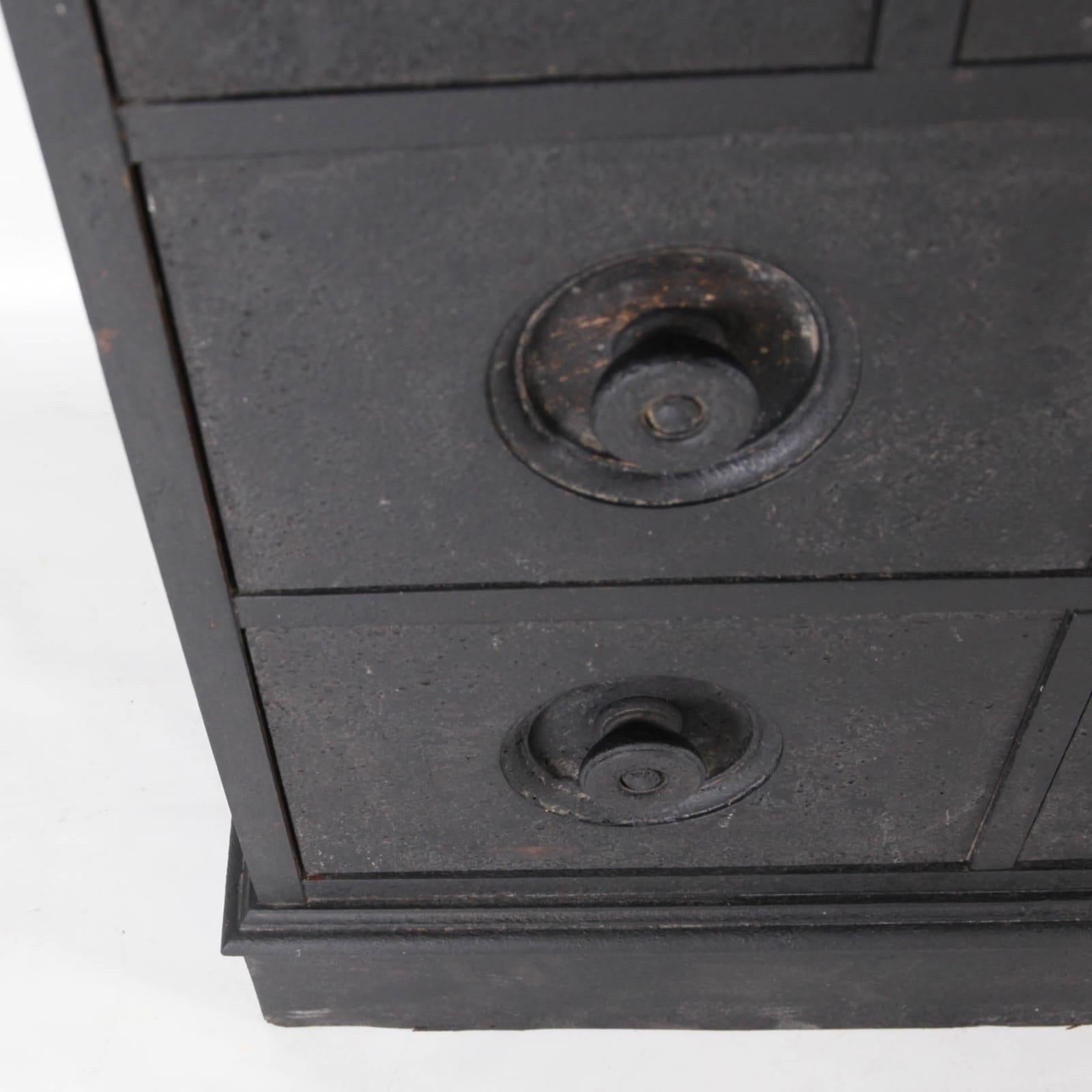 Unusual 8 drawers ebonized vintage chest.
Beautiful patina, very good condition for this graphical stunning piece. 