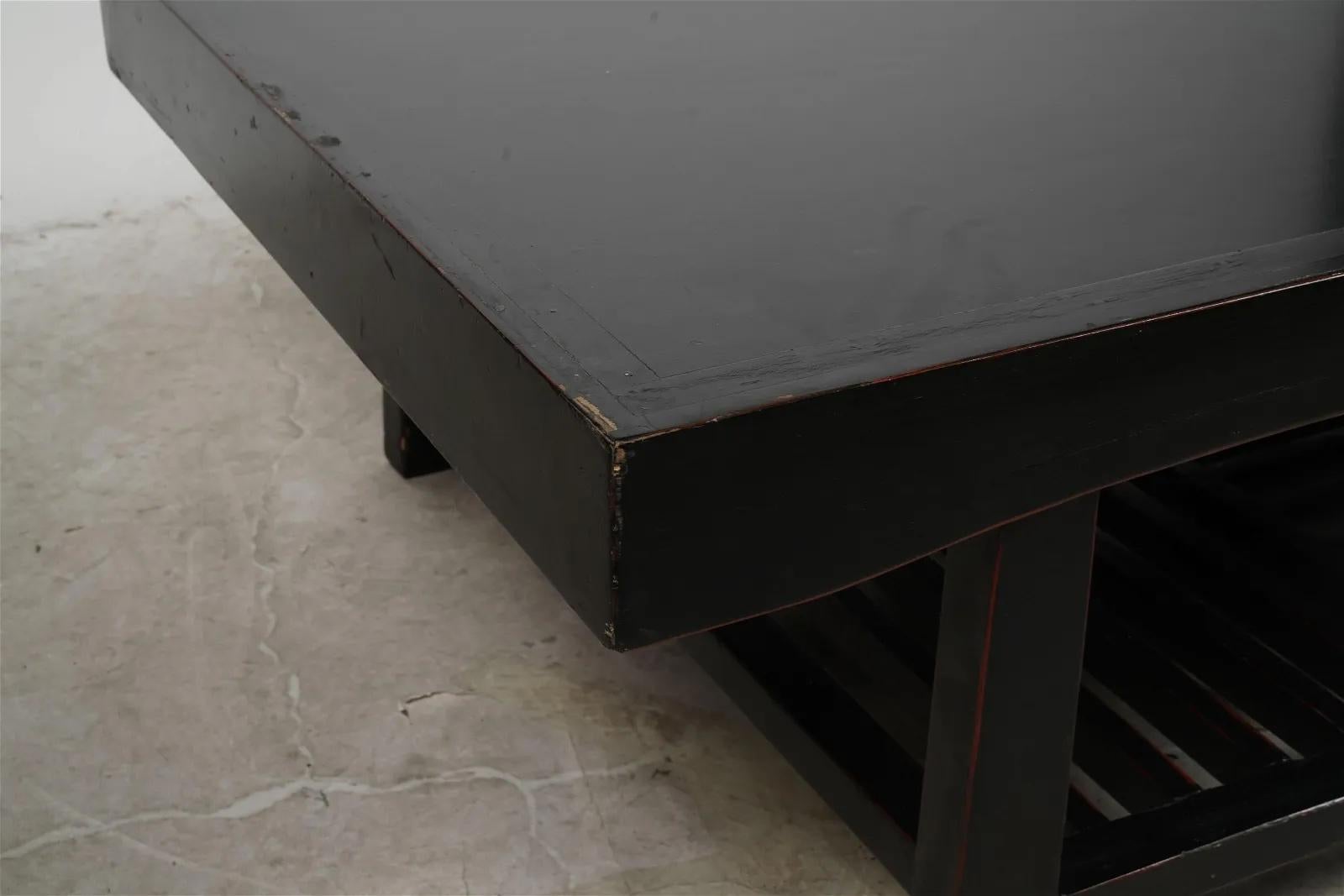 Ébénisé Table basse chinoise ébonisée, fabriquée à la main - Fin du 20e siècle en vente