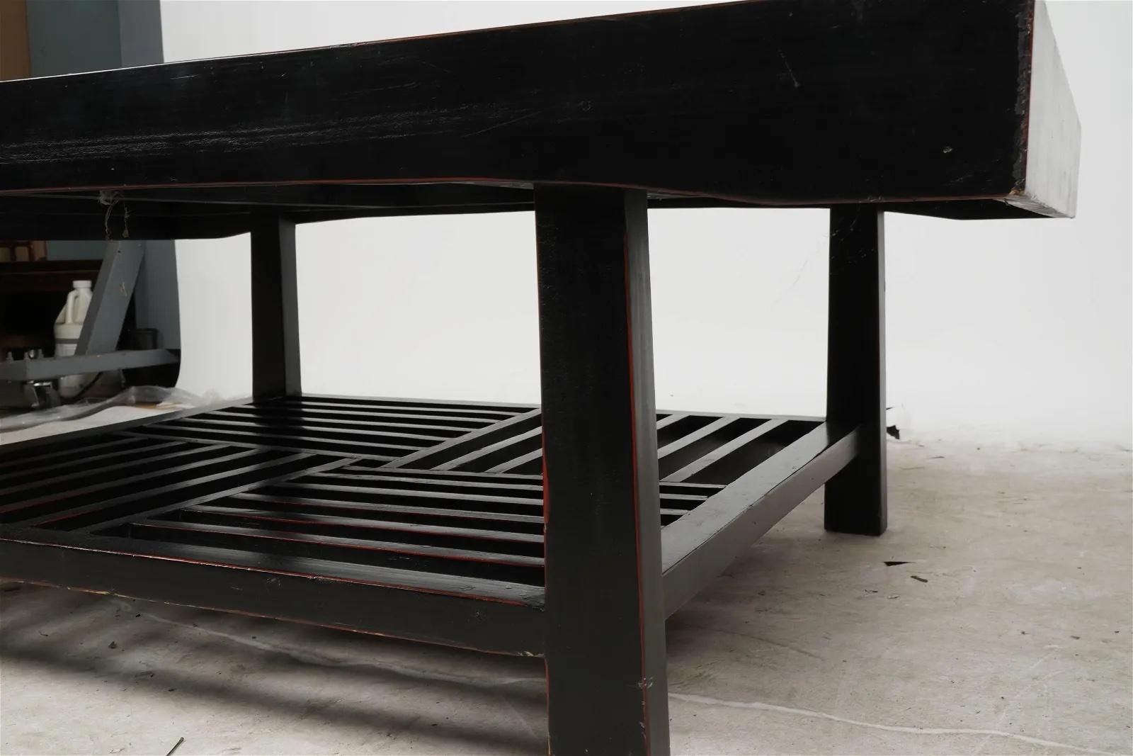 20ième siècle Table basse chinoise ébonisée, fabriquée à la main - Fin du 20e siècle en vente