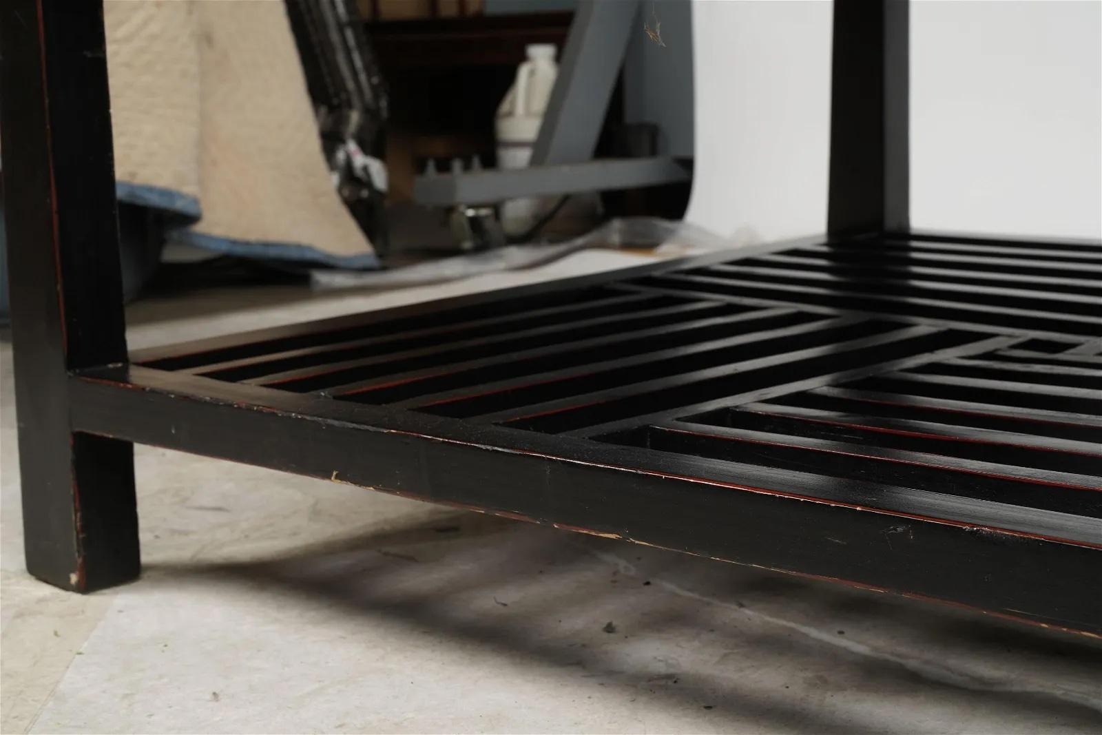 Bois de feuillus Table basse chinoise ébonisée, fabriquée à la main - Fin du 20e siècle en vente