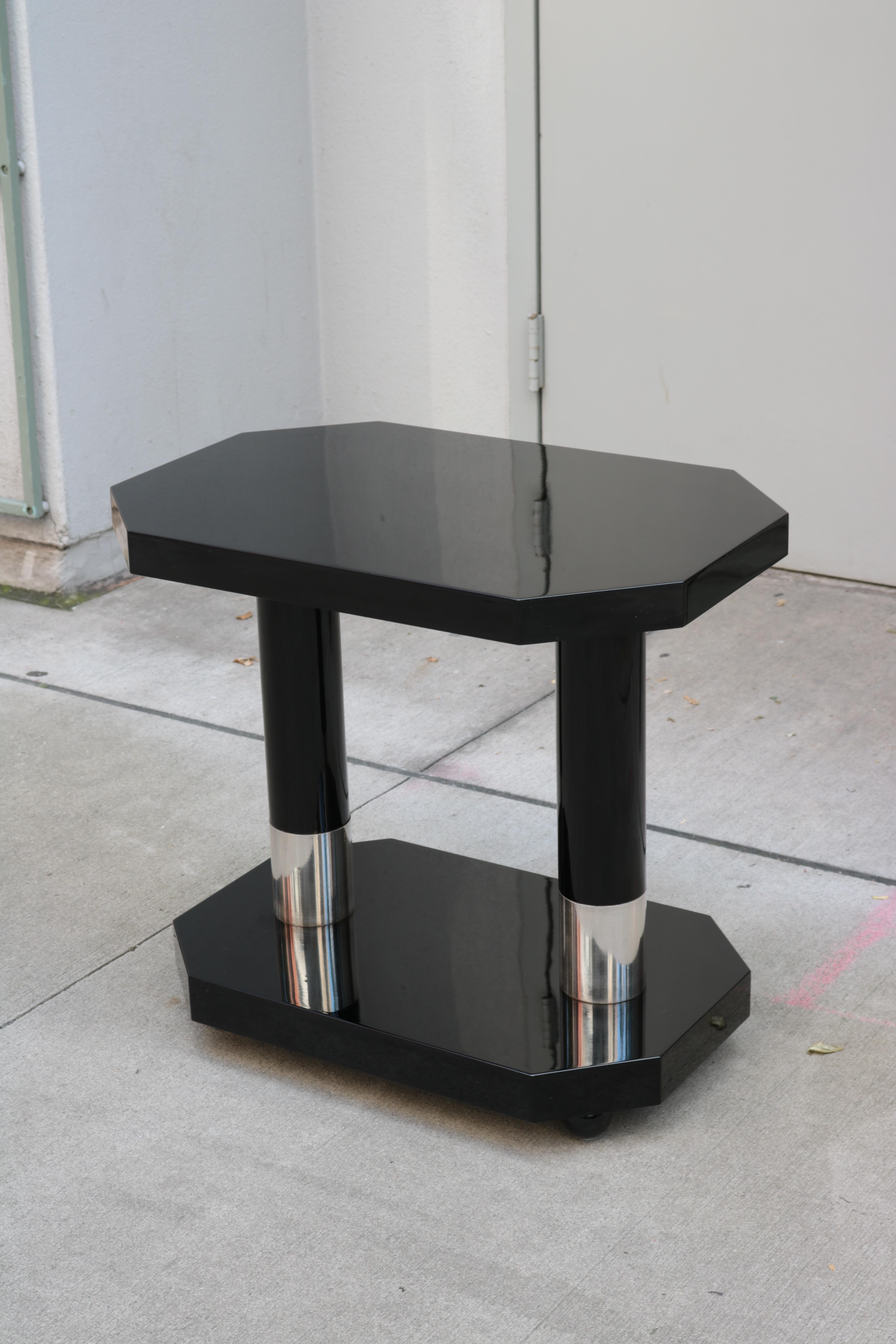 Ebonized contemporary two-tier side table.
Black lacquer with nickel details.