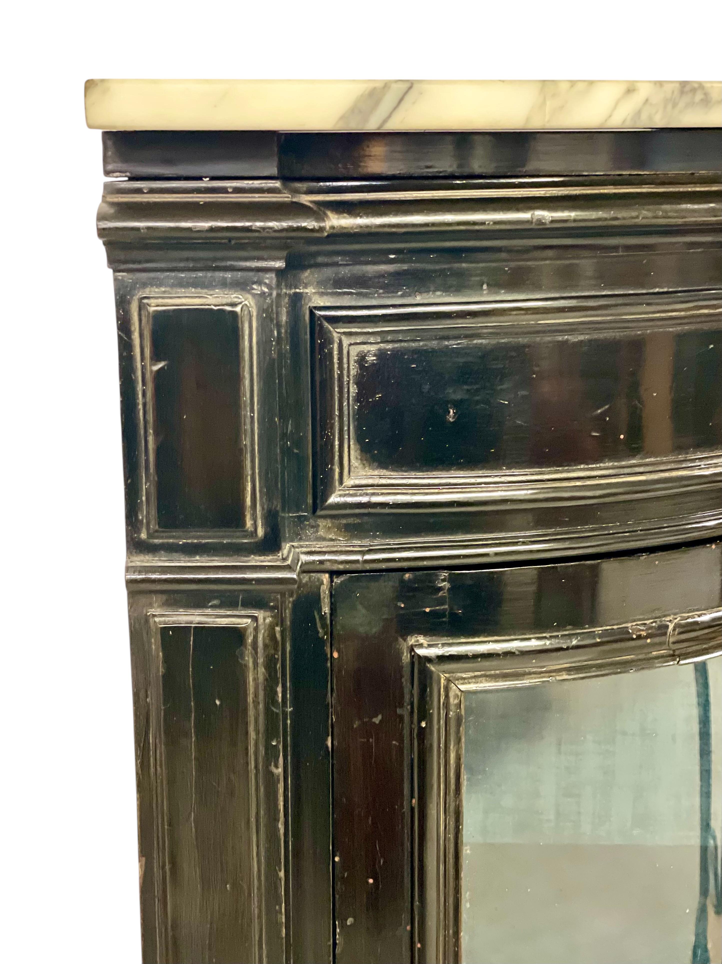 Ebonisierte Eckvitrine mit Marmorplatte, Periode Napoleon III (Napoleon III.) im Angebot