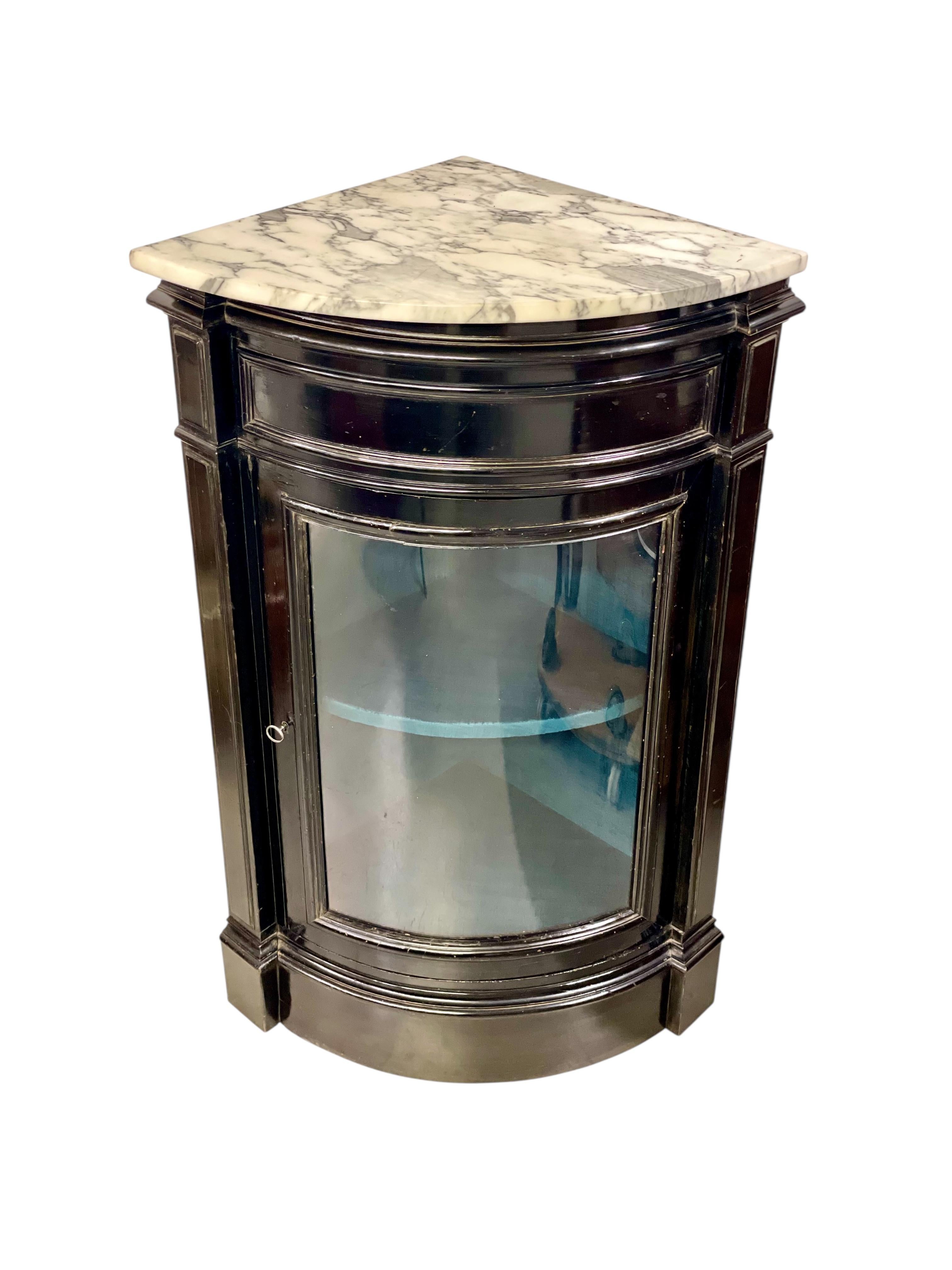 Ebonisierte Eckvitrine mit Marmorplatte, Periode Napoleon III (19. Jahrhundert) im Angebot