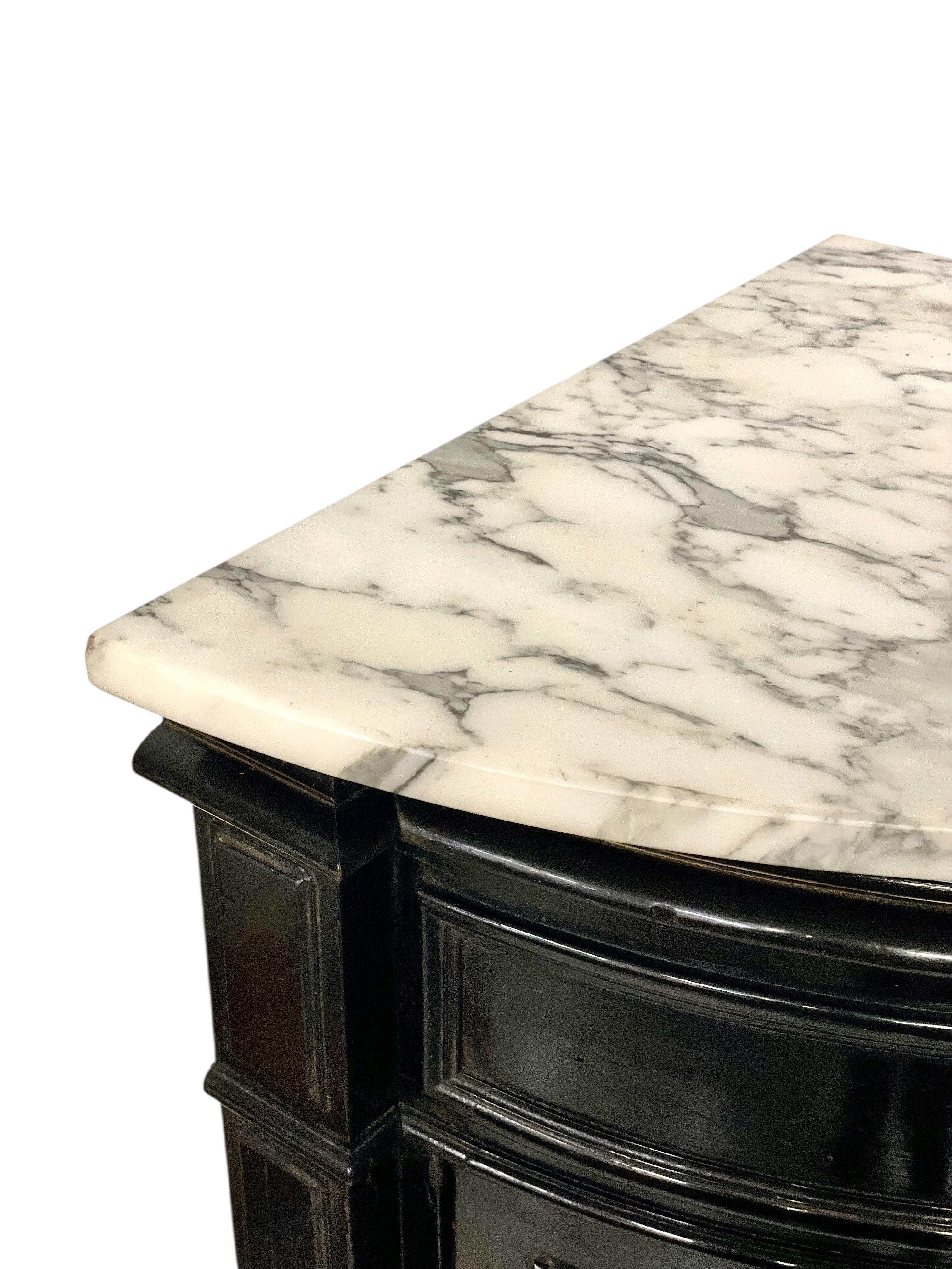 Ebonisierte Eckvitrine mit Marmorplatte, Periode Napoleon III im Angebot 1