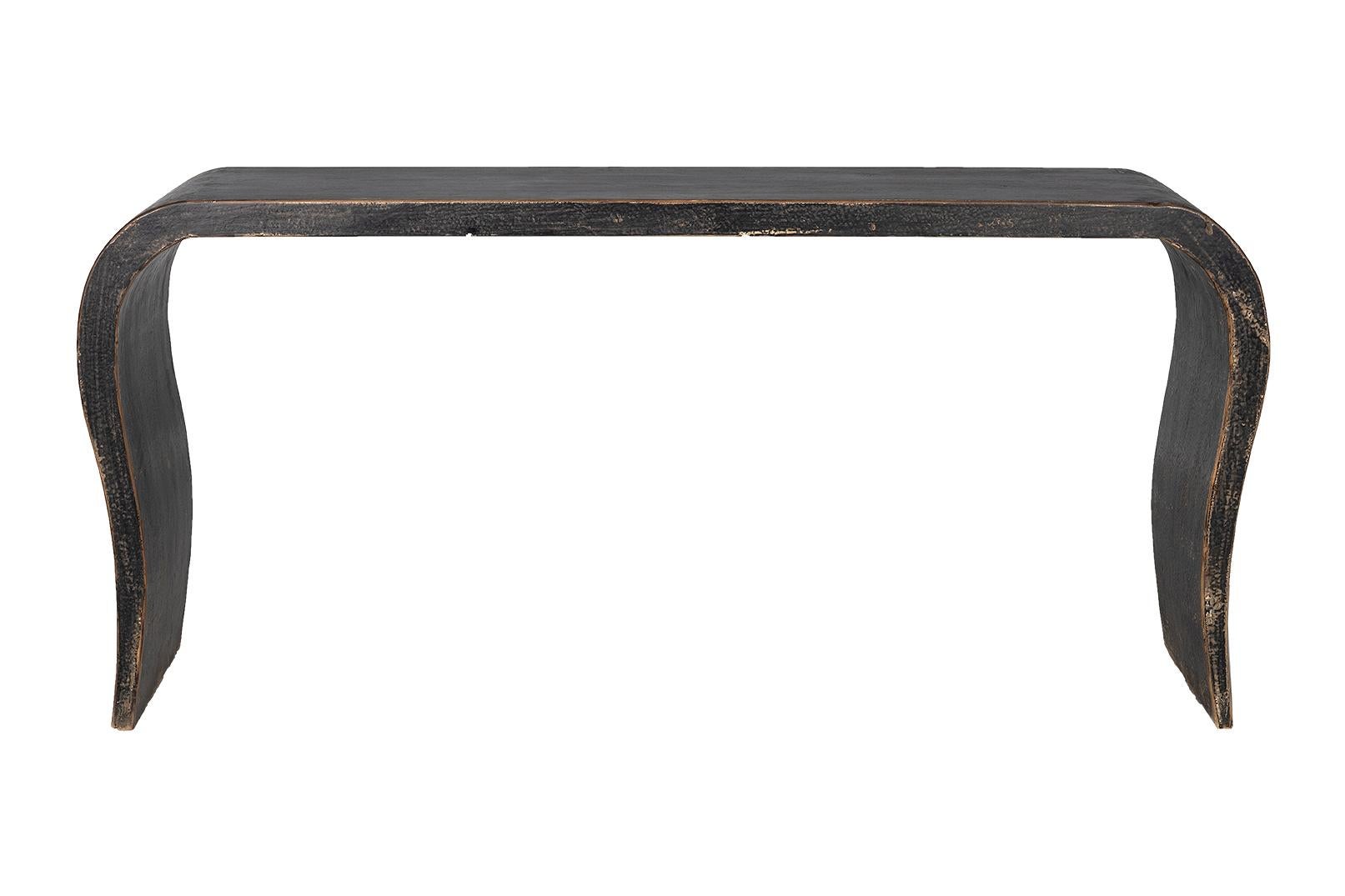 Ce meuble unique en son genre fait partie de la Collection Le Monde de Brendan Bass, une sélection de meubles rares et de collection. Le Monde, qui signifie 