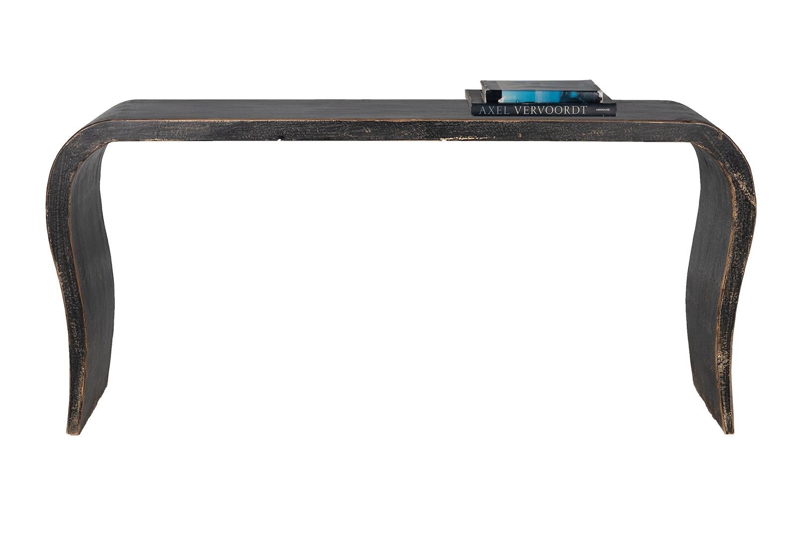 Organique Table console à forme incurvée en orme ébonisé en vente