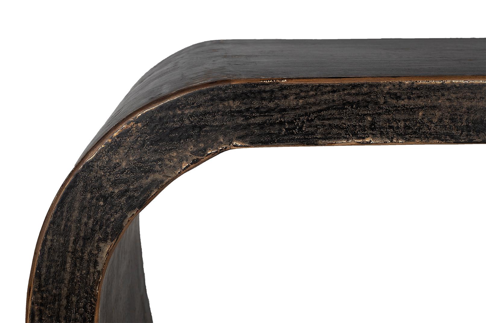 Bois Table console à forme incurvée en orme ébonisé en vente