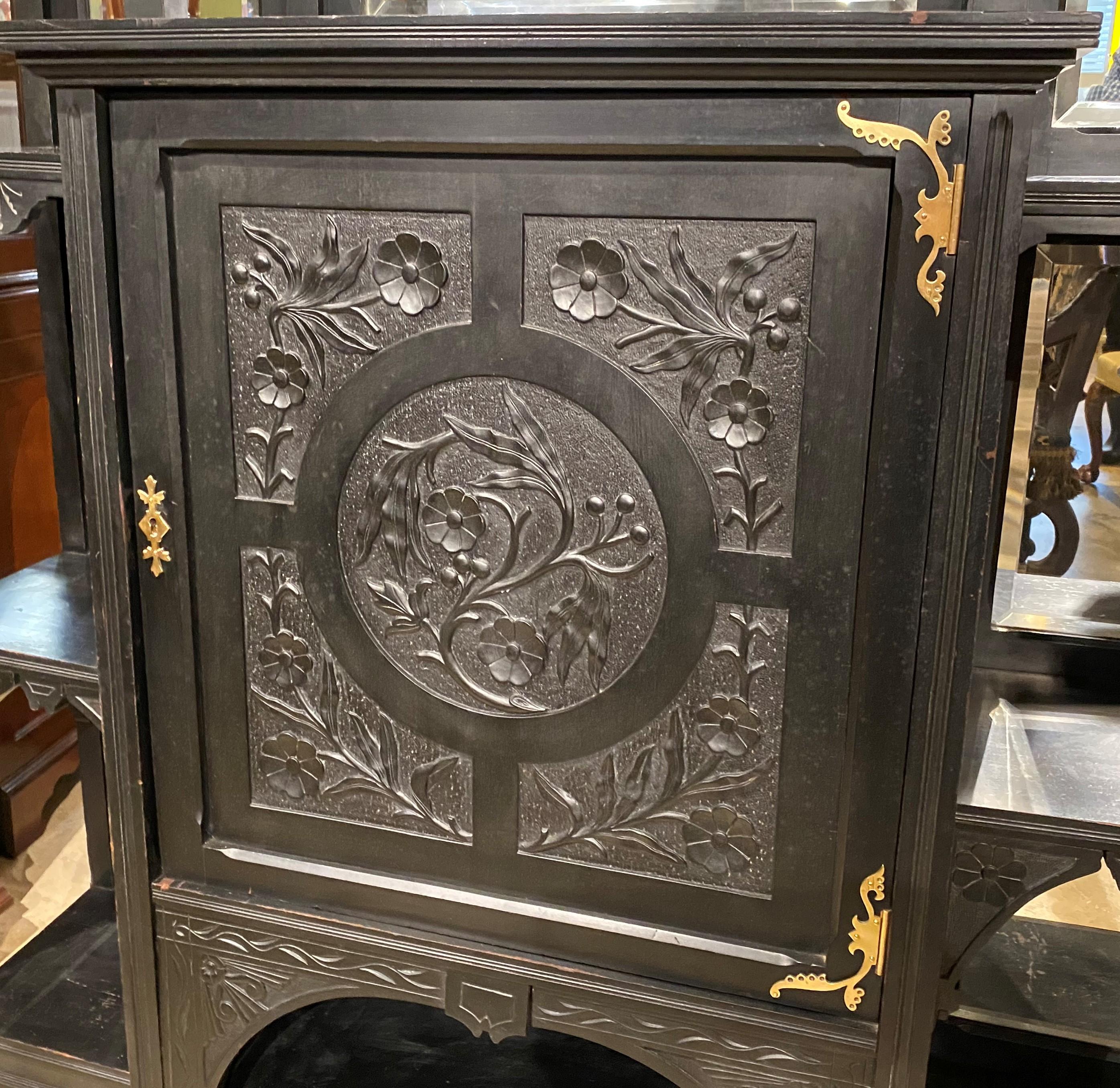 Ebonized Étagère Cabinet with Owl Crest Attributed to Bancroft & Dyer circa 1885 In Good Condition In Milford, NH