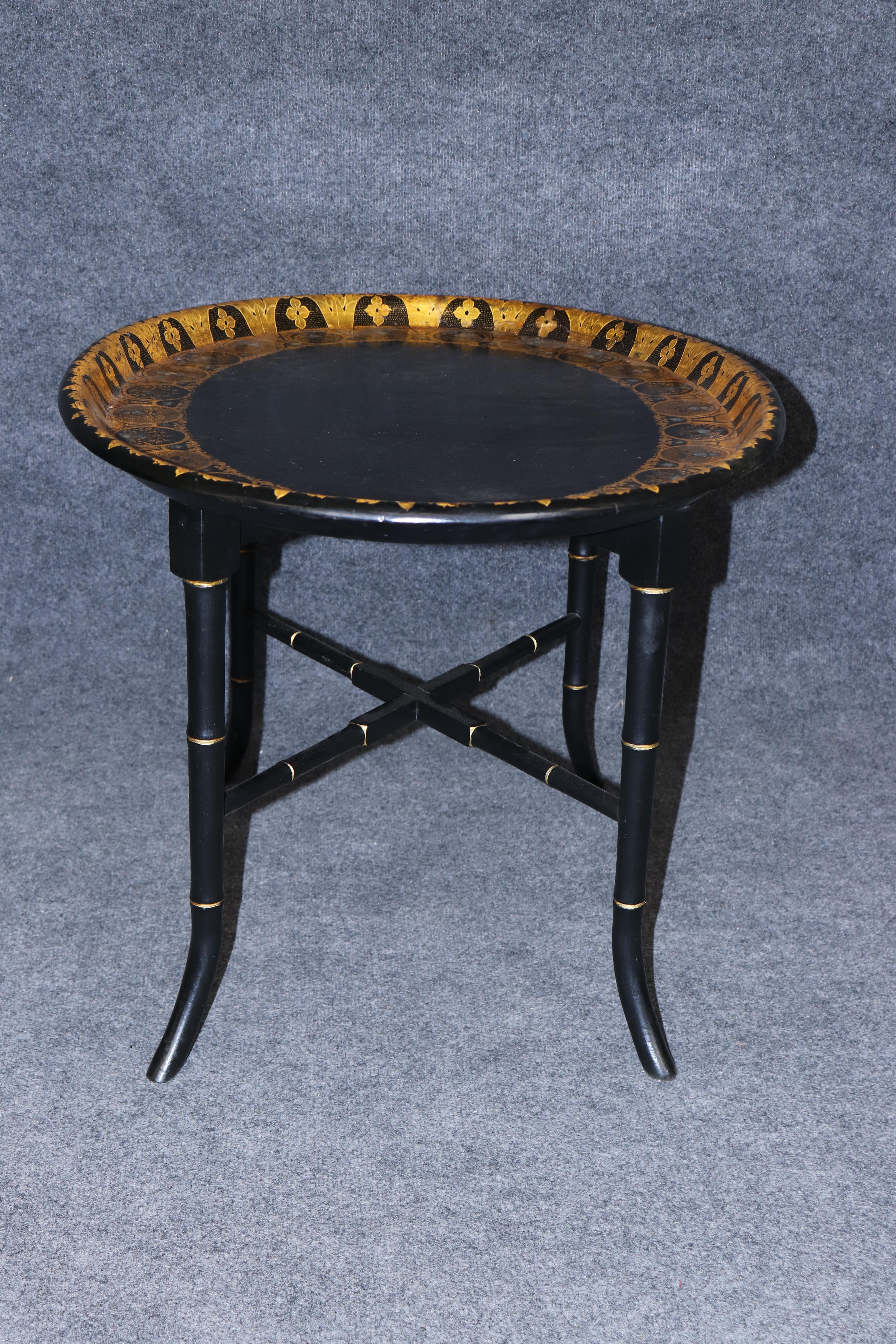 Il s'agit d'une superbe table basse en marqueterie de nacre de Chinoiserie, très sophistiquée. La table basse présente un plateau ébonisé avec des motifs peints en Chinoiserie dorée avec incrustation. La table est signée par son fabricant et date