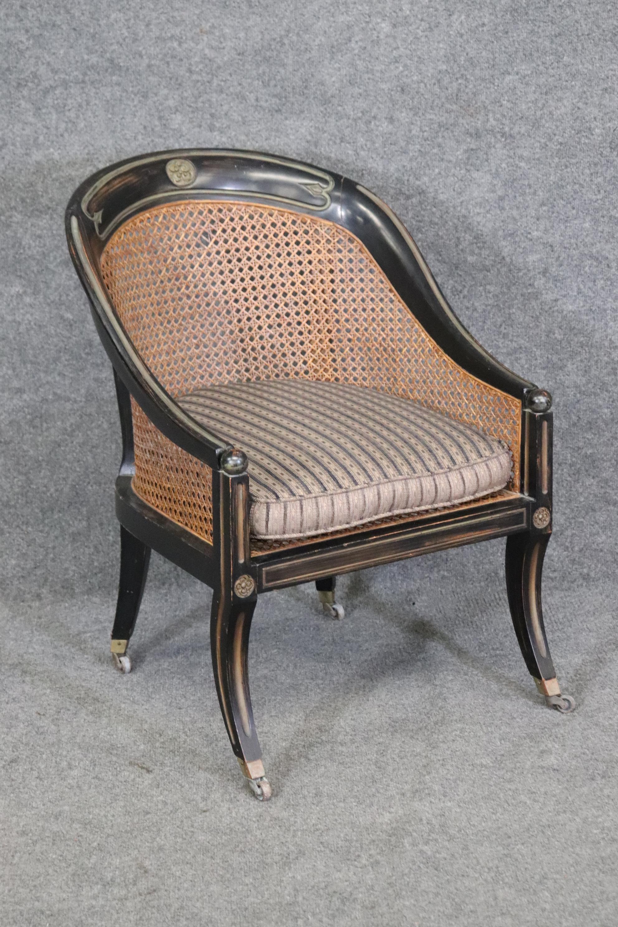 Milieu du XXe siècle Chaise longue de style Louis XVI à dossier en rotin français ébonisé en vente