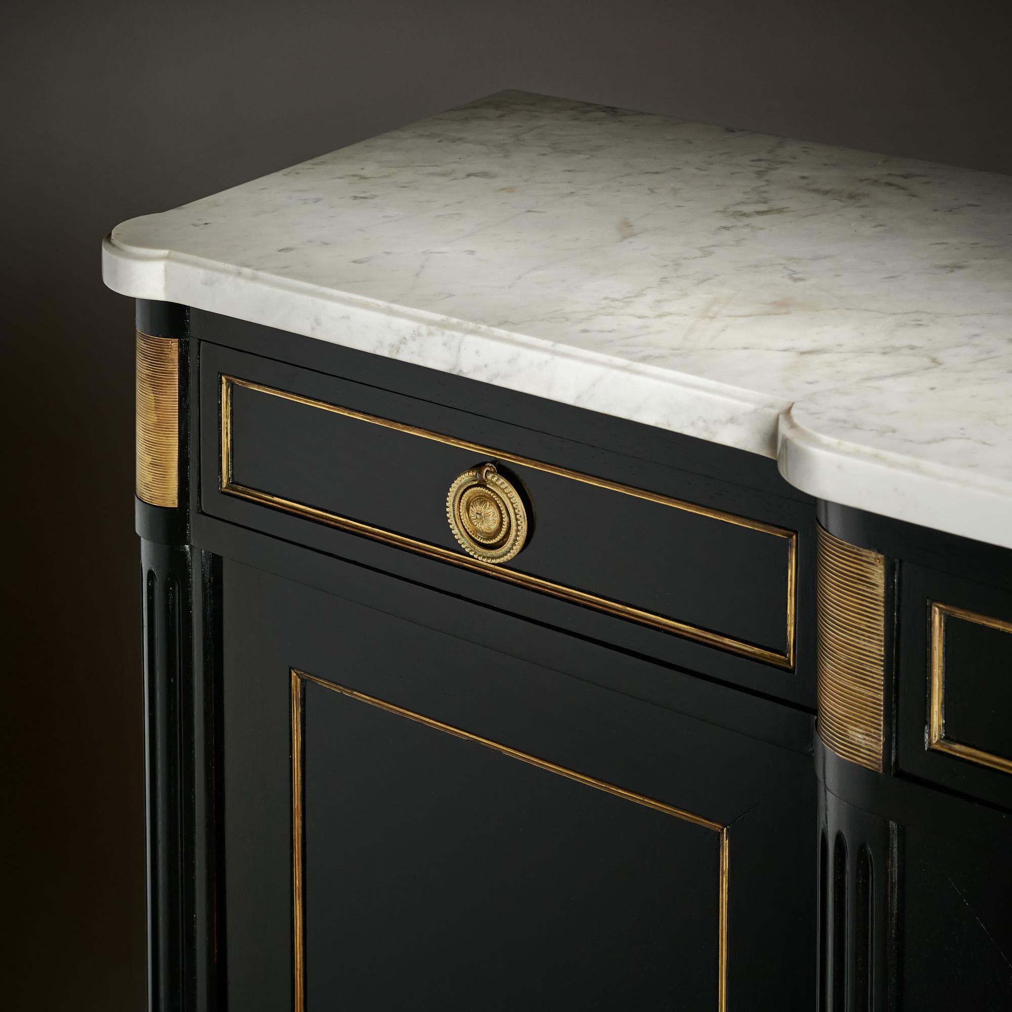 Buffet francés Luis XVI ebonizado en venta 1