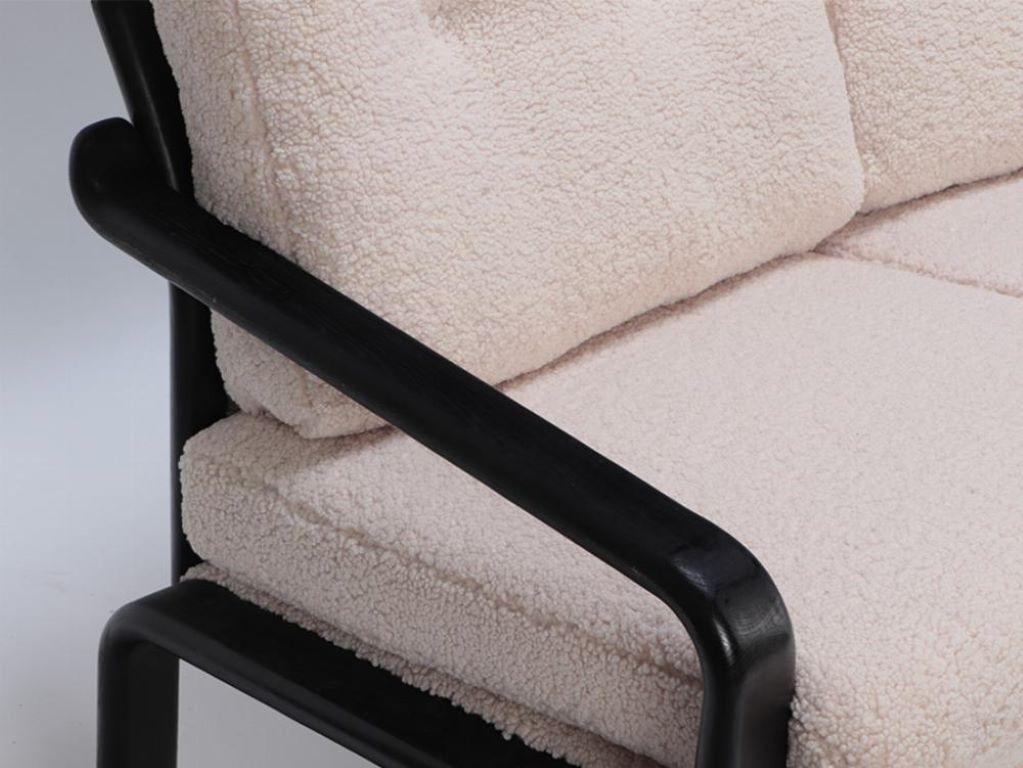 Französisches dreisitziges Sofa aus ebonisiertem Boucle-Stoff, kürzlich gepolstert (Ebonisiert) im Angebot