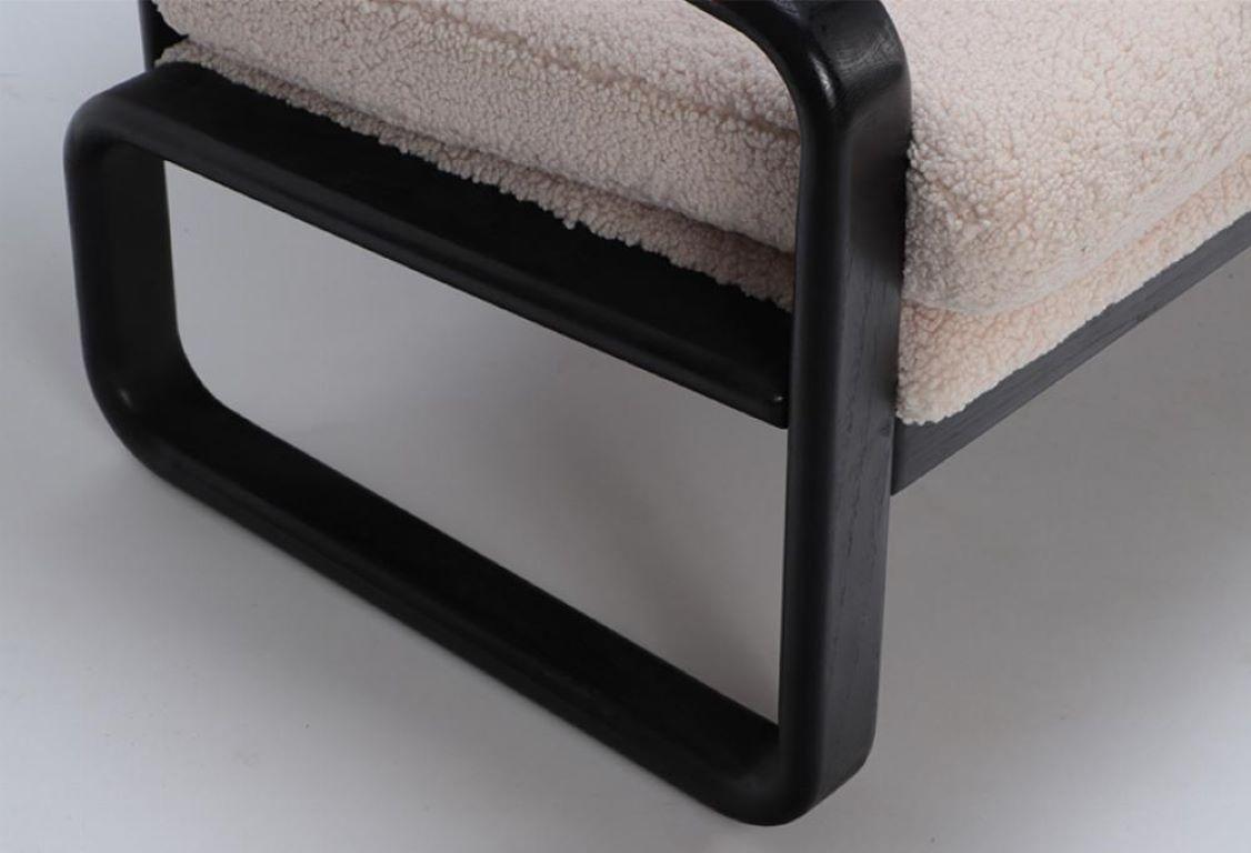 Französisches dreisitziges Sofa aus ebonisiertem Boucle-Stoff, kürzlich gepolstert im Zustand „Gut“ im Angebot in Philadelphia, PA