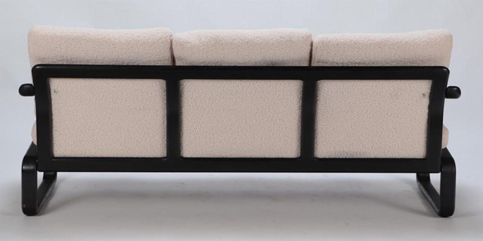 Französisches dreisitziges Sofa aus ebonisiertem Boucle-Stoff, kürzlich gepolstert (20. Jahrhundert) im Angebot