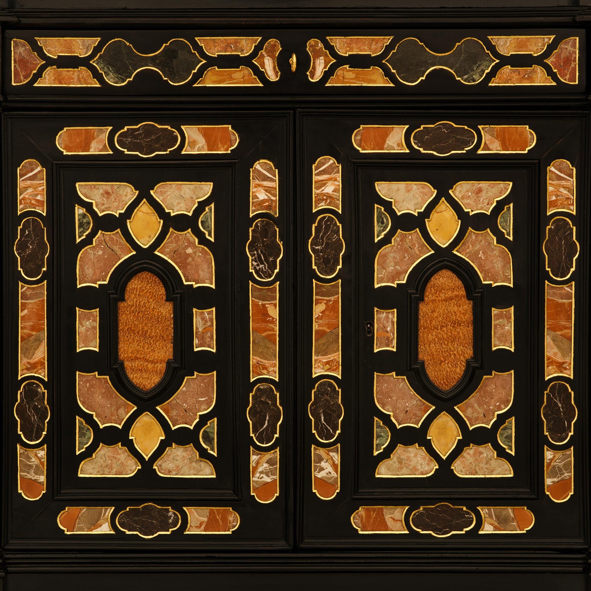Kabinett aus ebonisiertem Obstholz, Marmor, Halbedelstein, Giltwood und Ormolu im Angebot 4