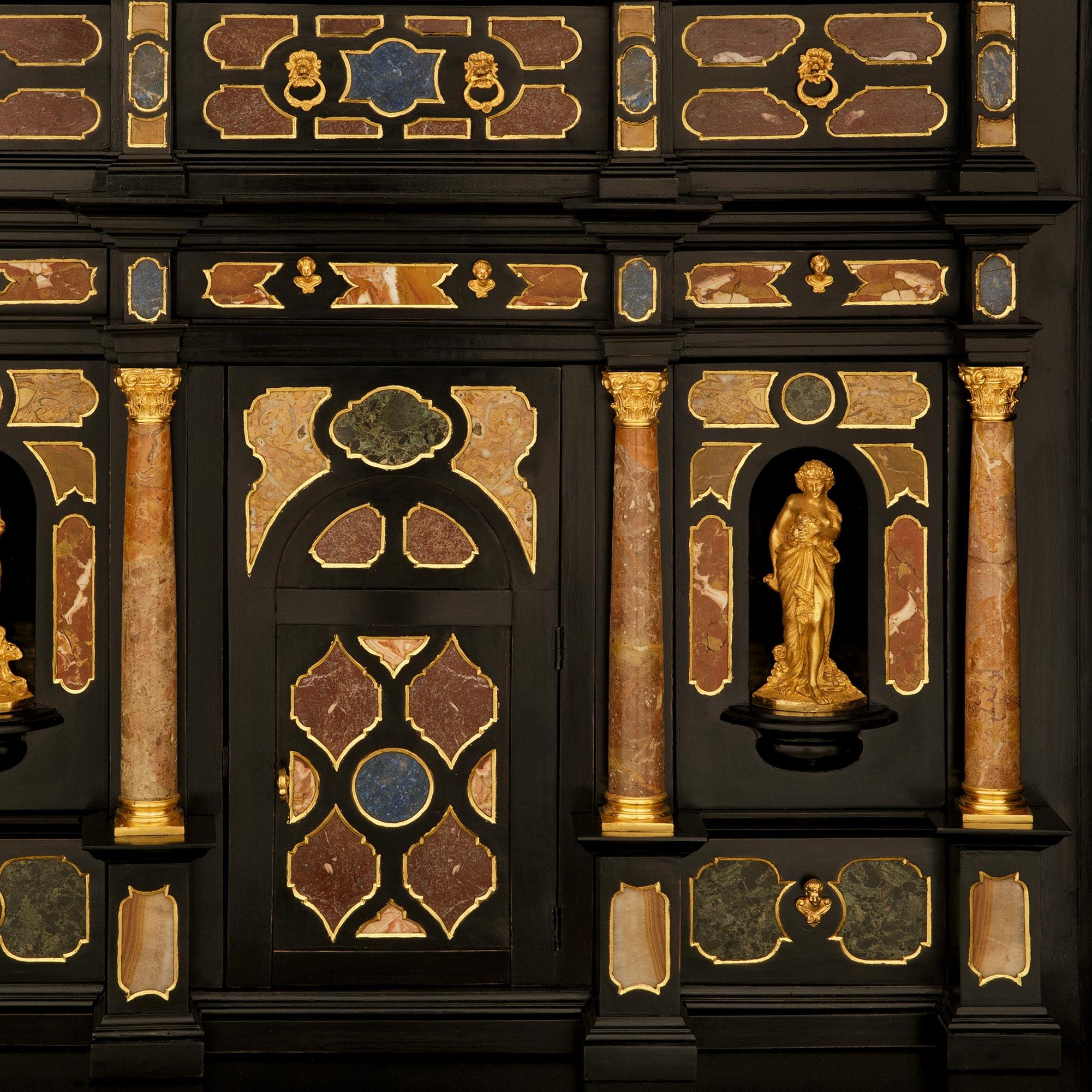 Kabinett aus ebonisiertem Obstholz, Marmor, Halbedelstein, Giltwood und Ormolu im Angebot 5