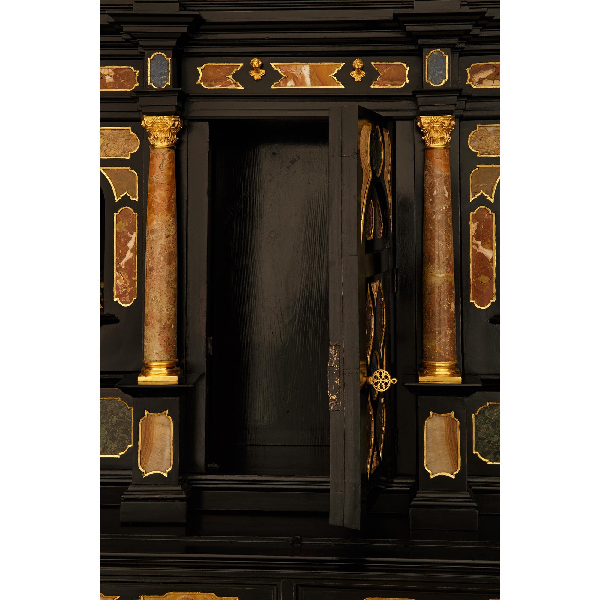 Kabinett aus ebonisiertem Obstholz, Marmor, Halbedelstein, Giltwood und Ormolu im Angebot 7