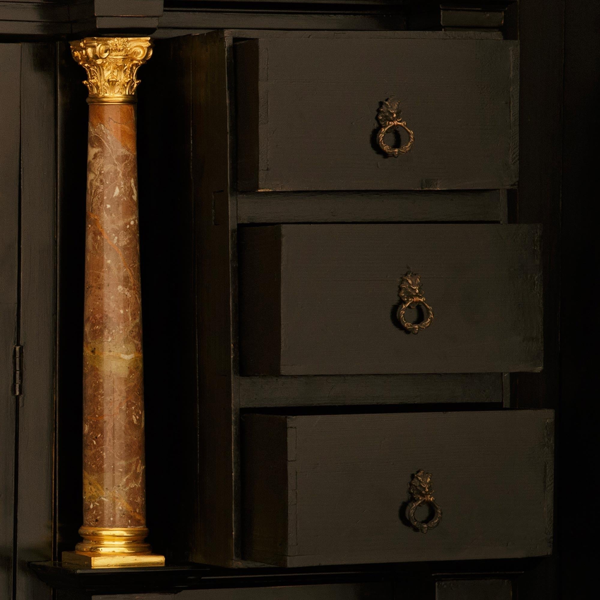Kabinett aus ebonisiertem Obstholz, Marmor, Halbedelstein, Giltwood und Ormolu im Angebot 8