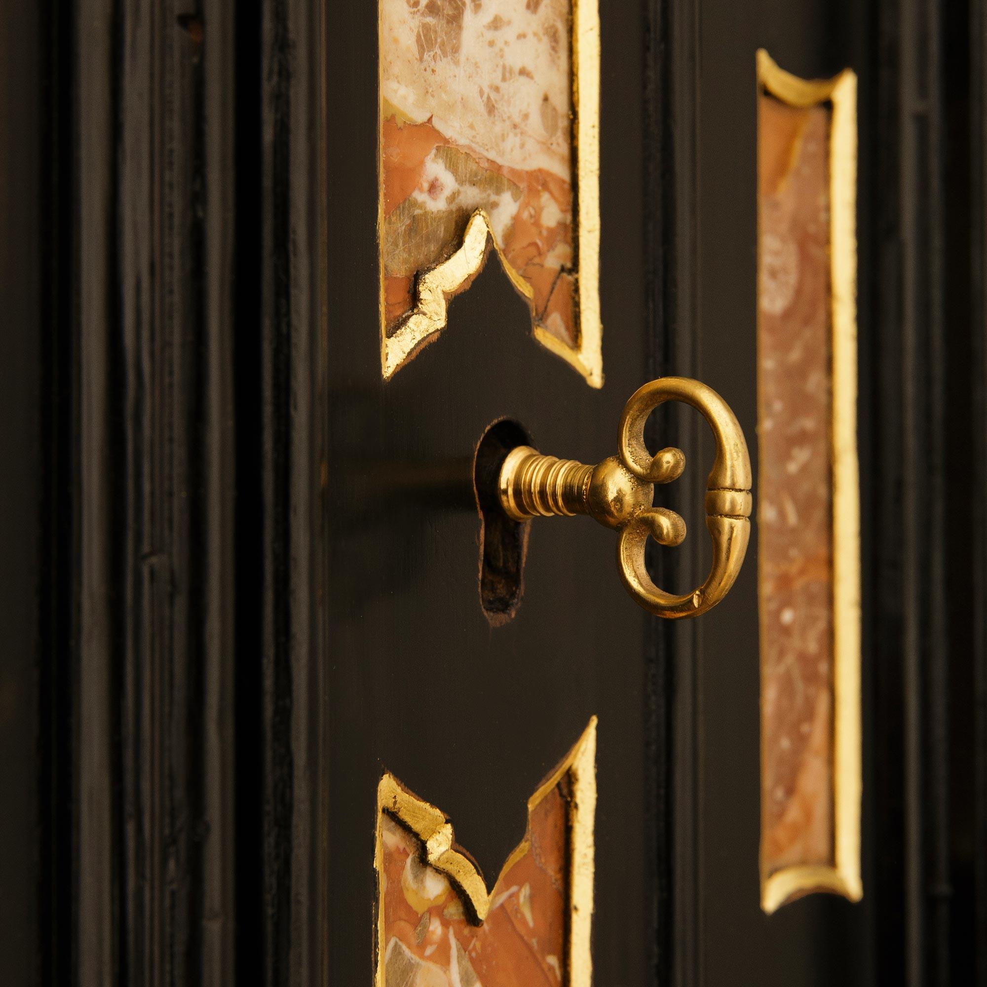 Kabinett aus ebonisiertem Obstholz, Marmor, Halbedelstein, Giltwood und Ormolu im Angebot 10