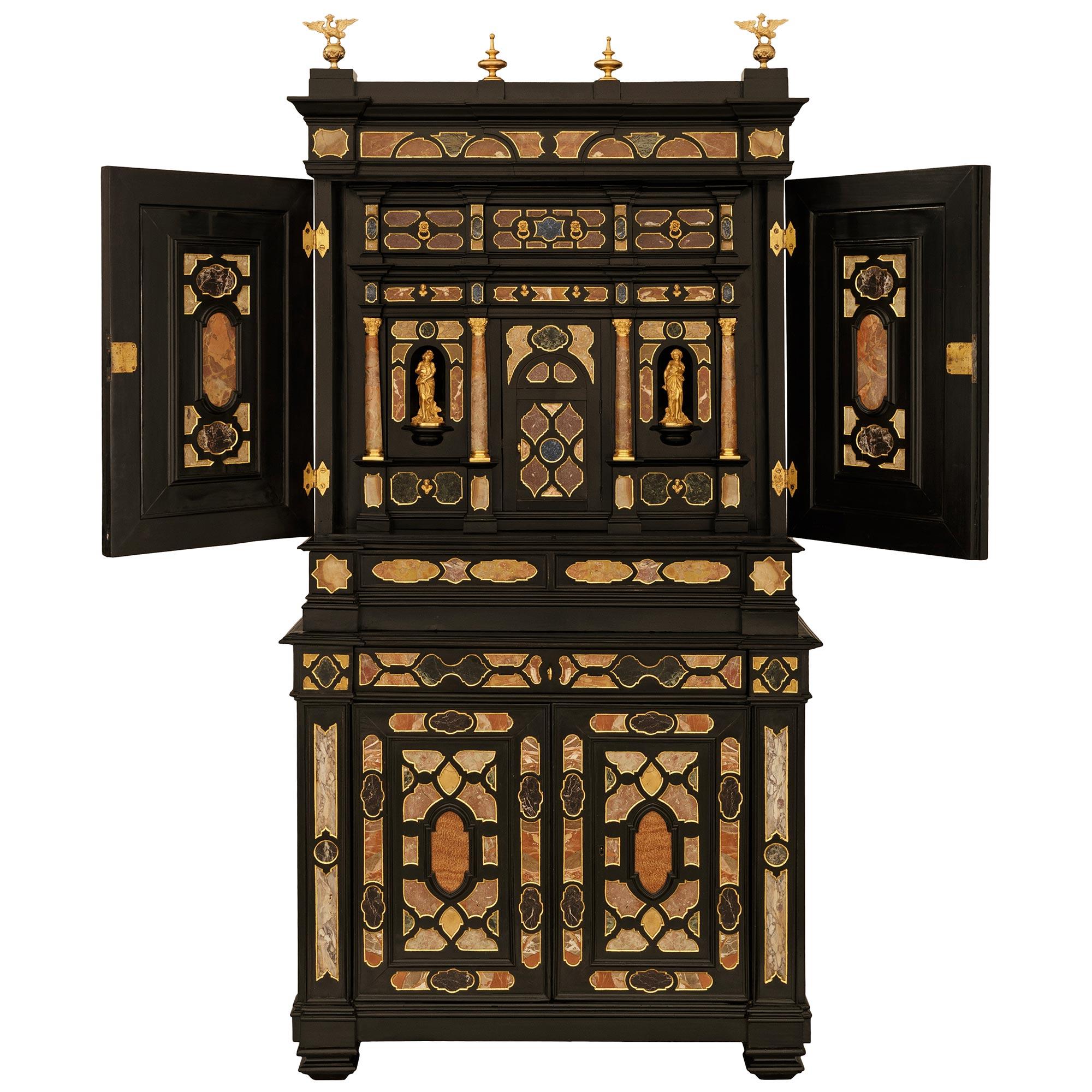 Kabinett aus ebonisiertem Obstholz, Marmor, Halbedelstein, Giltwood und Ormolu (Barock) im Angebot