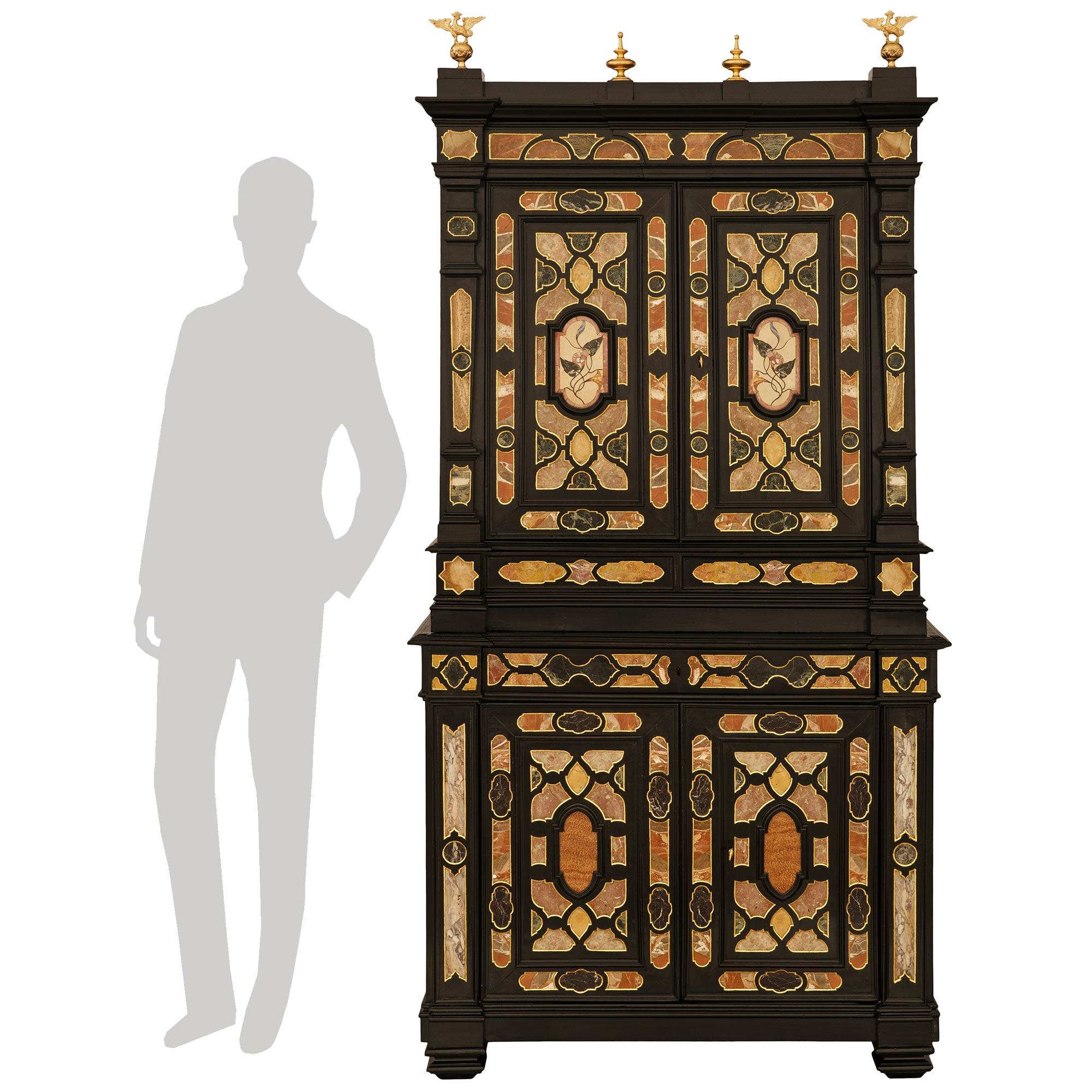 Eine spektakuläre und wichtigsten italienischen Mitte des 19. Jahrhunderts Barock st. ebonisiert Obstholz, Marmor, Halbedelstein, Giltwood und Ormolu Schrank. Dieser außergewöhnliche Vitrinenschrank mit Pietra Dura-Intarsien steht auf rechteckigen,