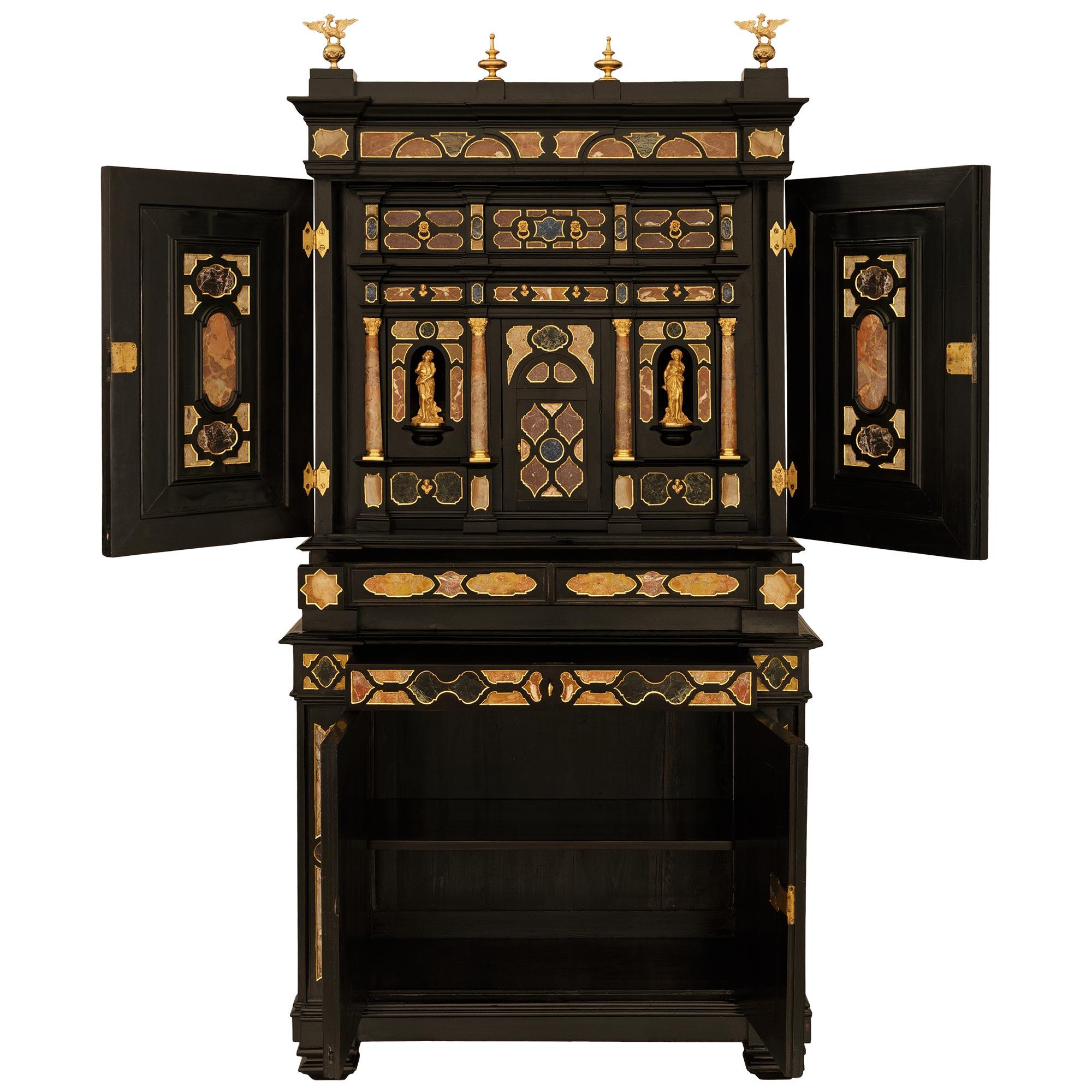 Kabinett aus ebonisiertem Obstholz, Marmor, Halbedelstein, Giltwood und Ormolu (Italienisch) im Angebot