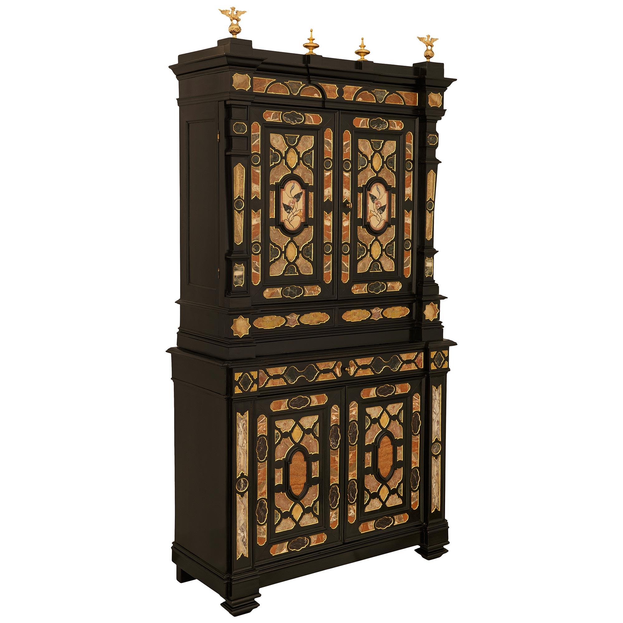 Kabinett aus ebonisiertem Obstholz, Marmor, Halbedelstein, Giltwood und Ormolu (Ebonisiert) im Angebot