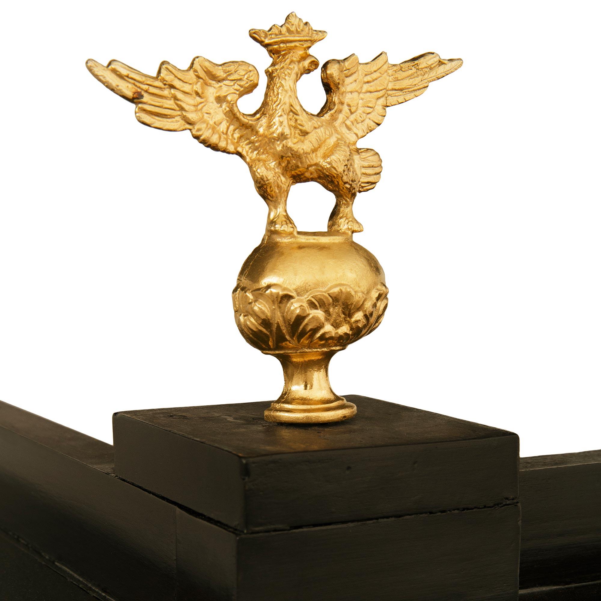 Kabinett aus ebonisiertem Obstholz, Marmor, Halbedelstein, Giltwood und Ormolu (19. Jahrhundert) im Angebot