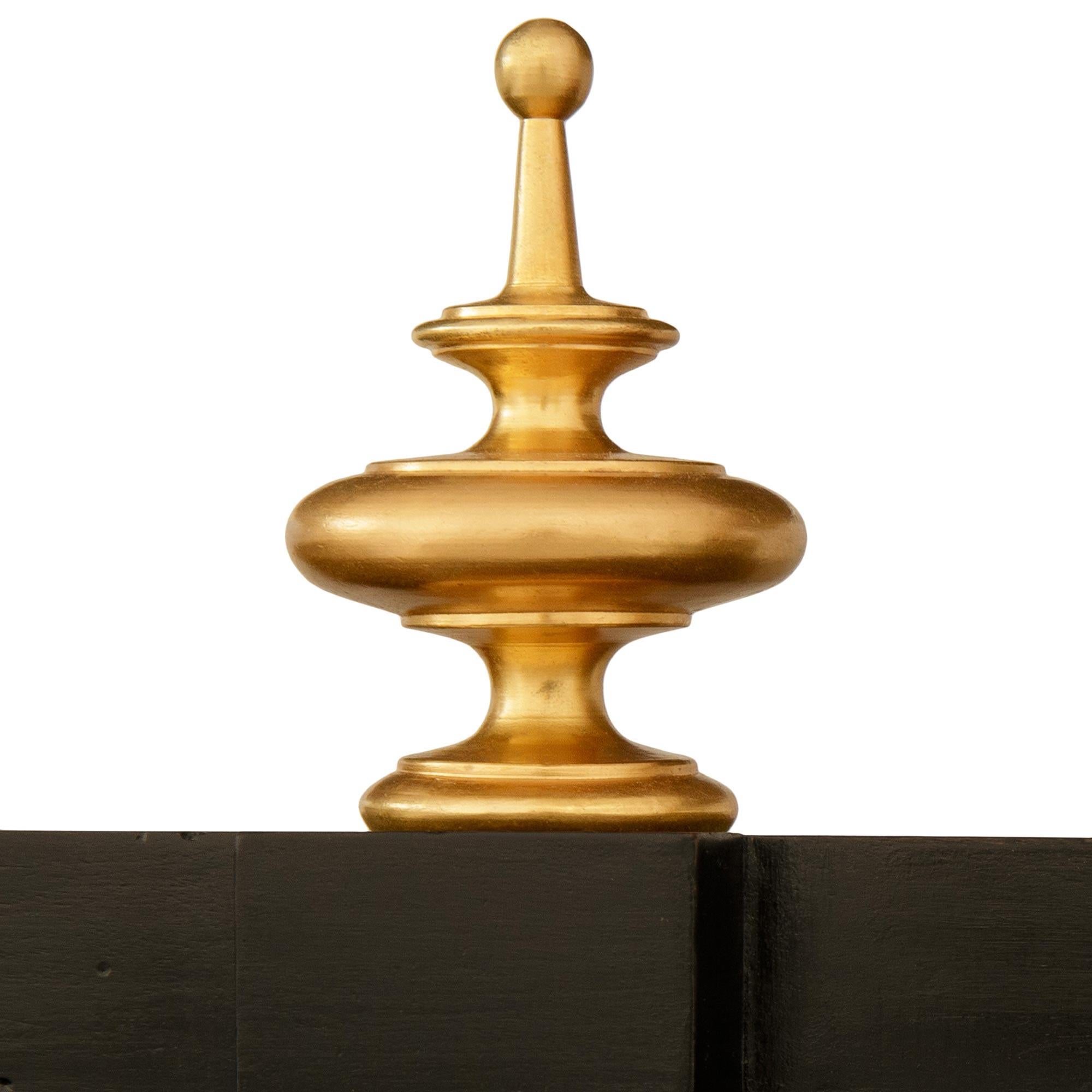 Kabinett aus ebonisiertem Obstholz, Marmor, Halbedelstein, Giltwood und Ormolu (Goldbronze) im Angebot