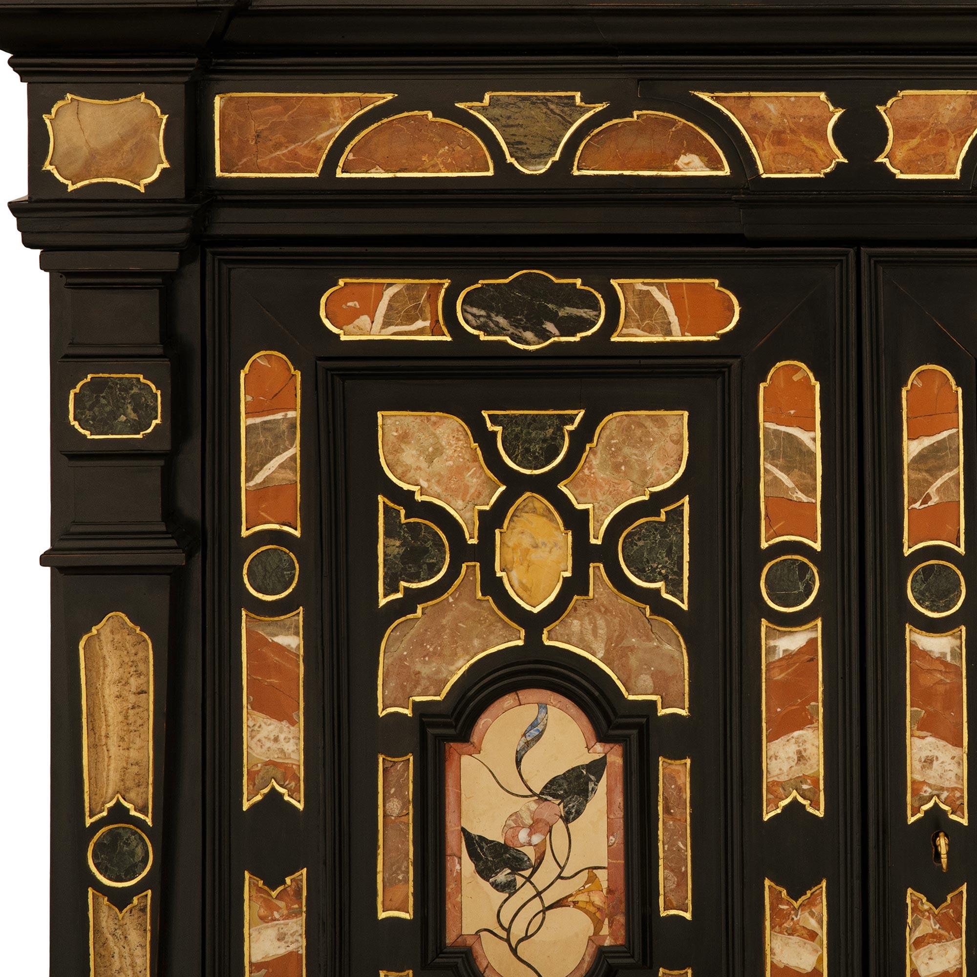 Kabinett aus ebonisiertem Obstholz, Marmor, Halbedelstein, Giltwood und Ormolu im Angebot 1