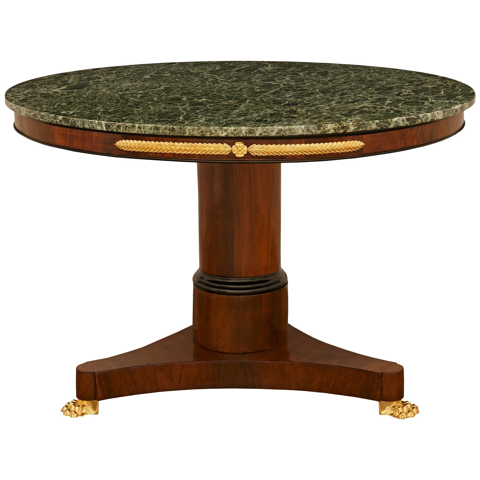Mitteltisch aus ebonisiertem Obstholz, Ormolu und Verde Antico Marmor (Neoklassisch) im Angebot