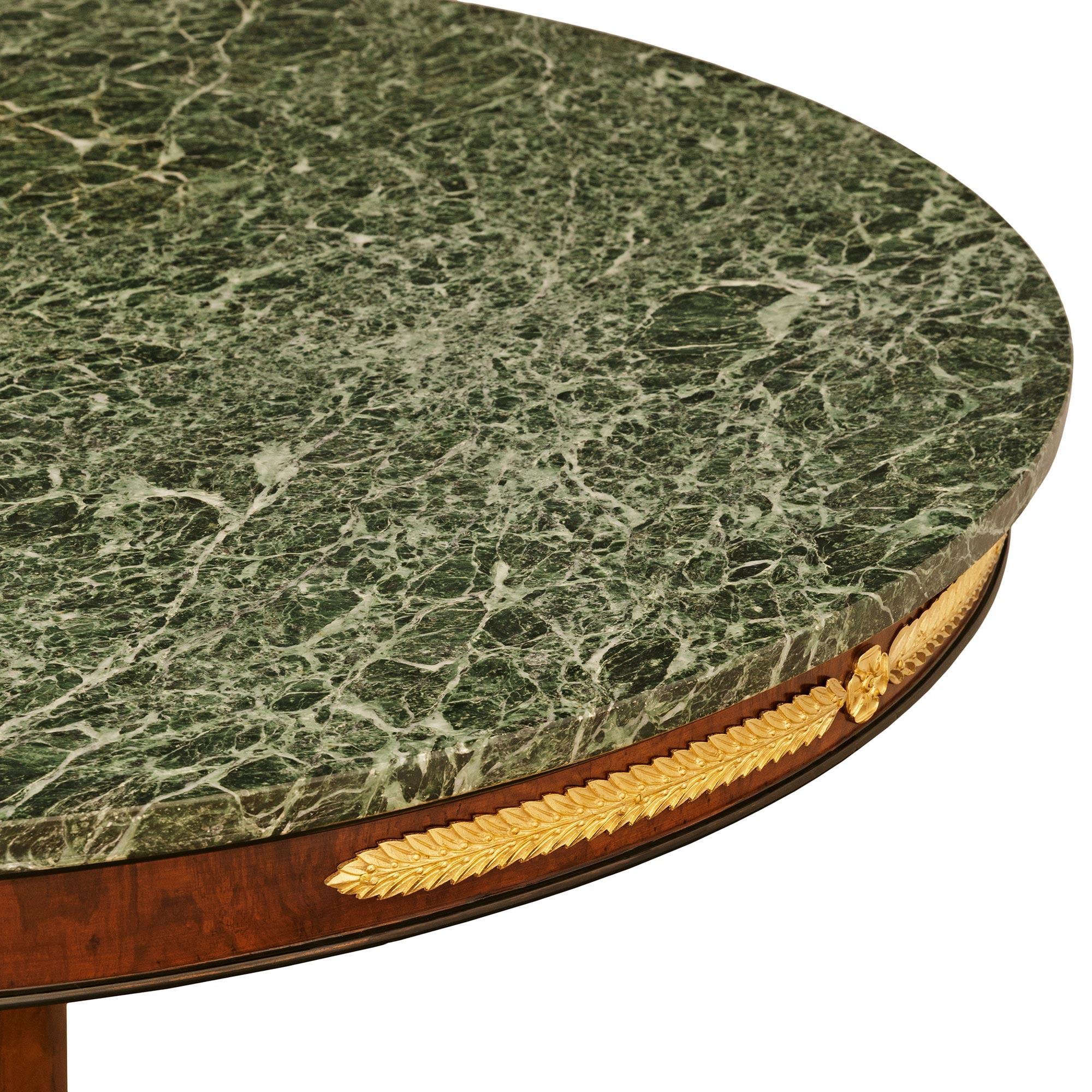 Mitteltisch aus ebonisiertem Obstholz, Ormolu und Verde Antico Marmor (Französisch) im Angebot