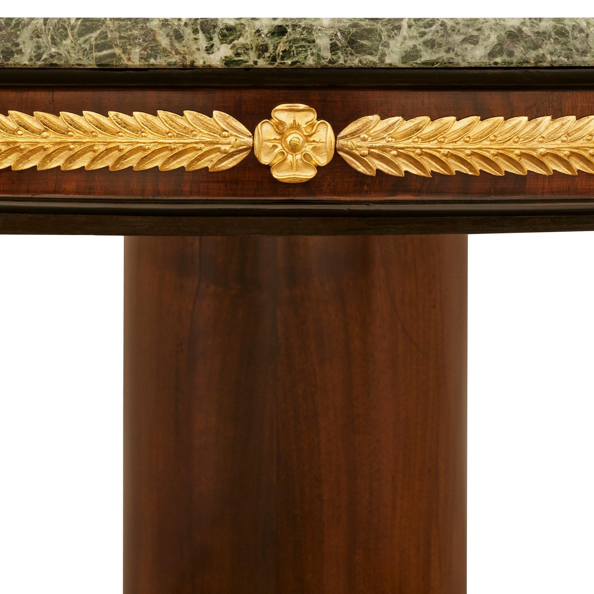 Mitteltisch aus ebonisiertem Obstholz, Ormolu und Verde Antico Marmor (Ebonisiert) im Angebot