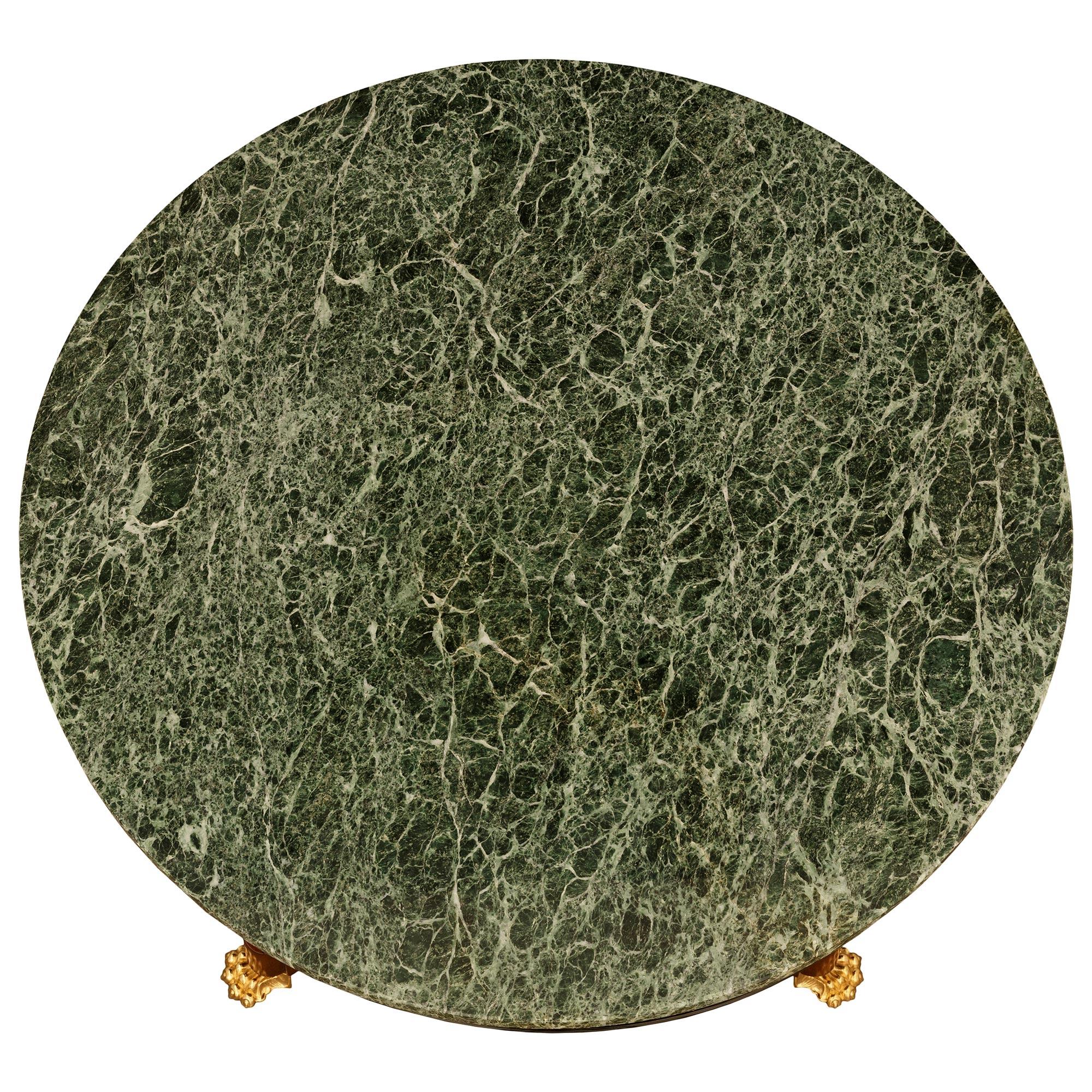 Mitteltisch aus ebonisiertem Obstholz, Ormolu und Verde Antico Marmor (Goldbronze) im Angebot