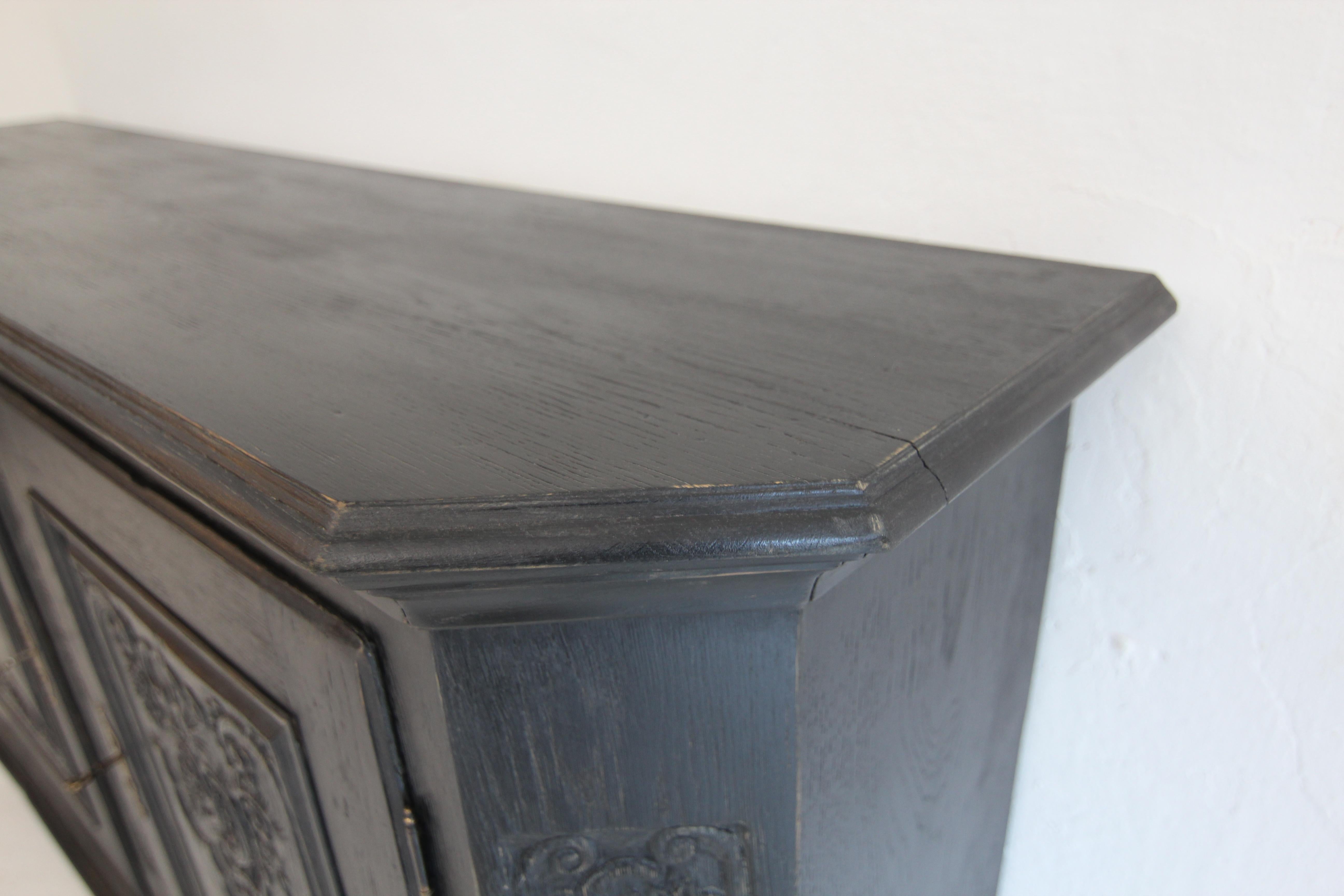Sideboard oder Buffet aus ebonisierter deutscher Eiche aus der Zeit um 1800 im Angebot 3