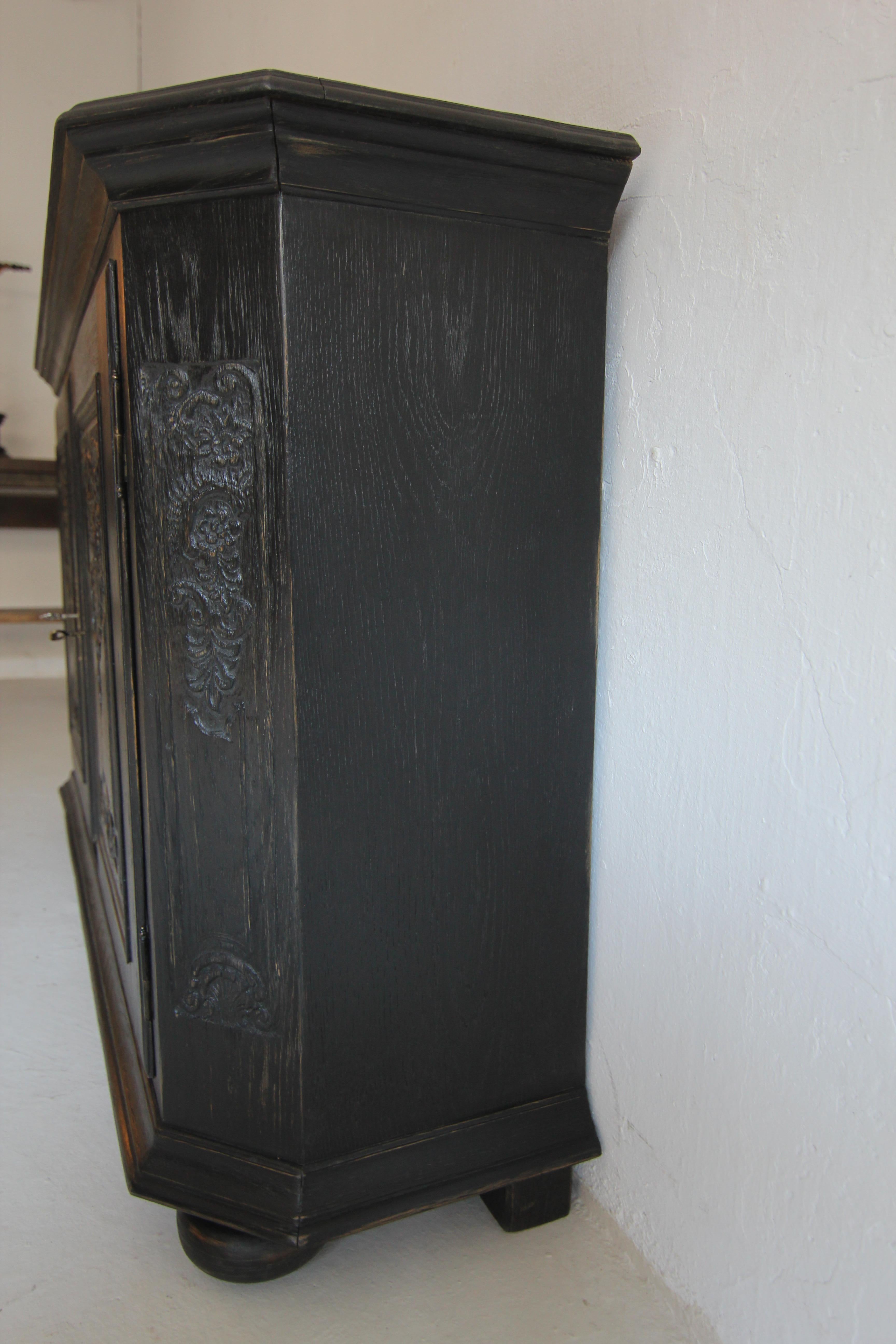 Sideboard oder Buffet aus ebonisierter deutscher Eiche aus der Zeit um 1800 im Angebot 4