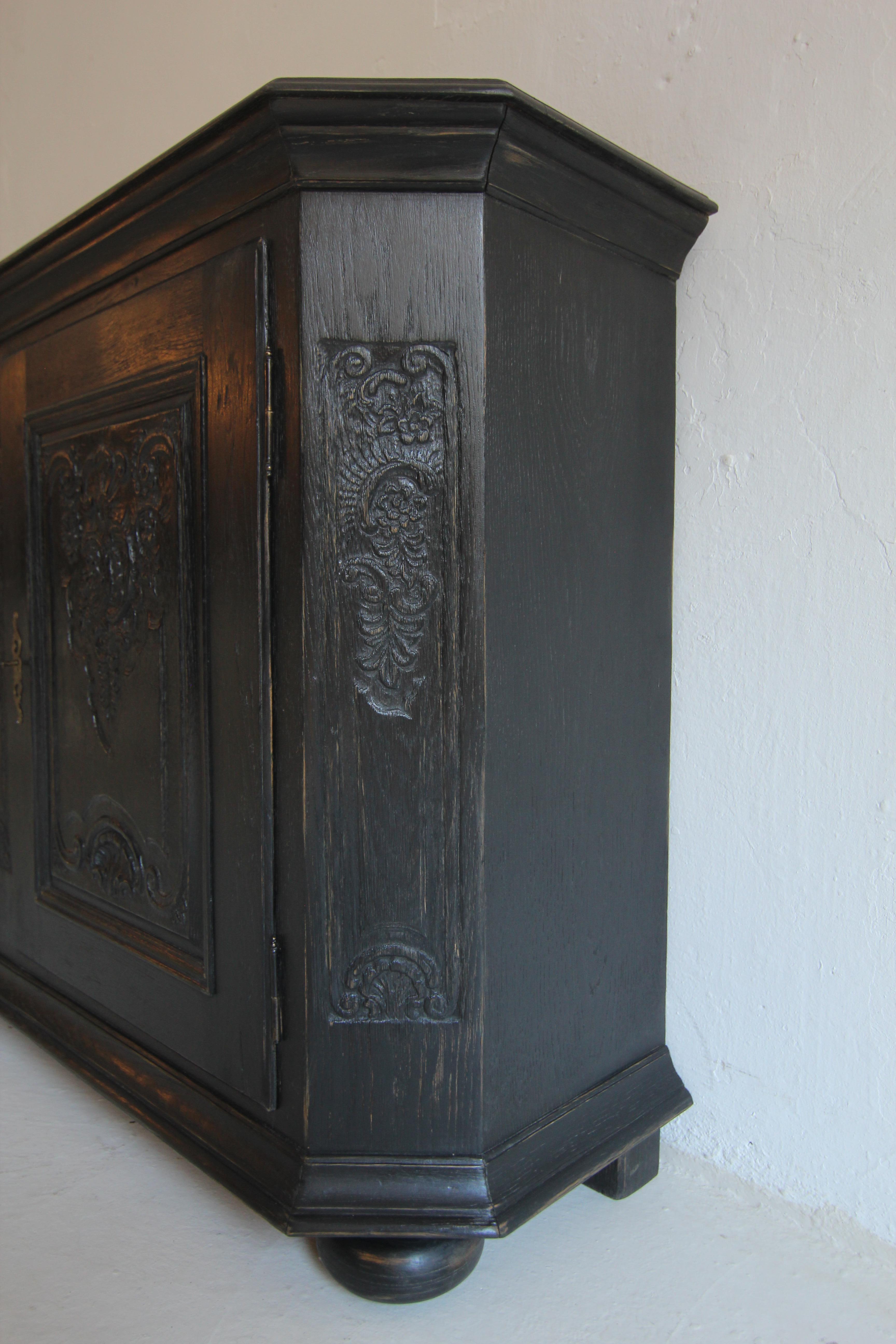 Sideboard oder Buffet aus ebonisierter deutscher Eiche aus der Zeit um 1800 im Angebot 5