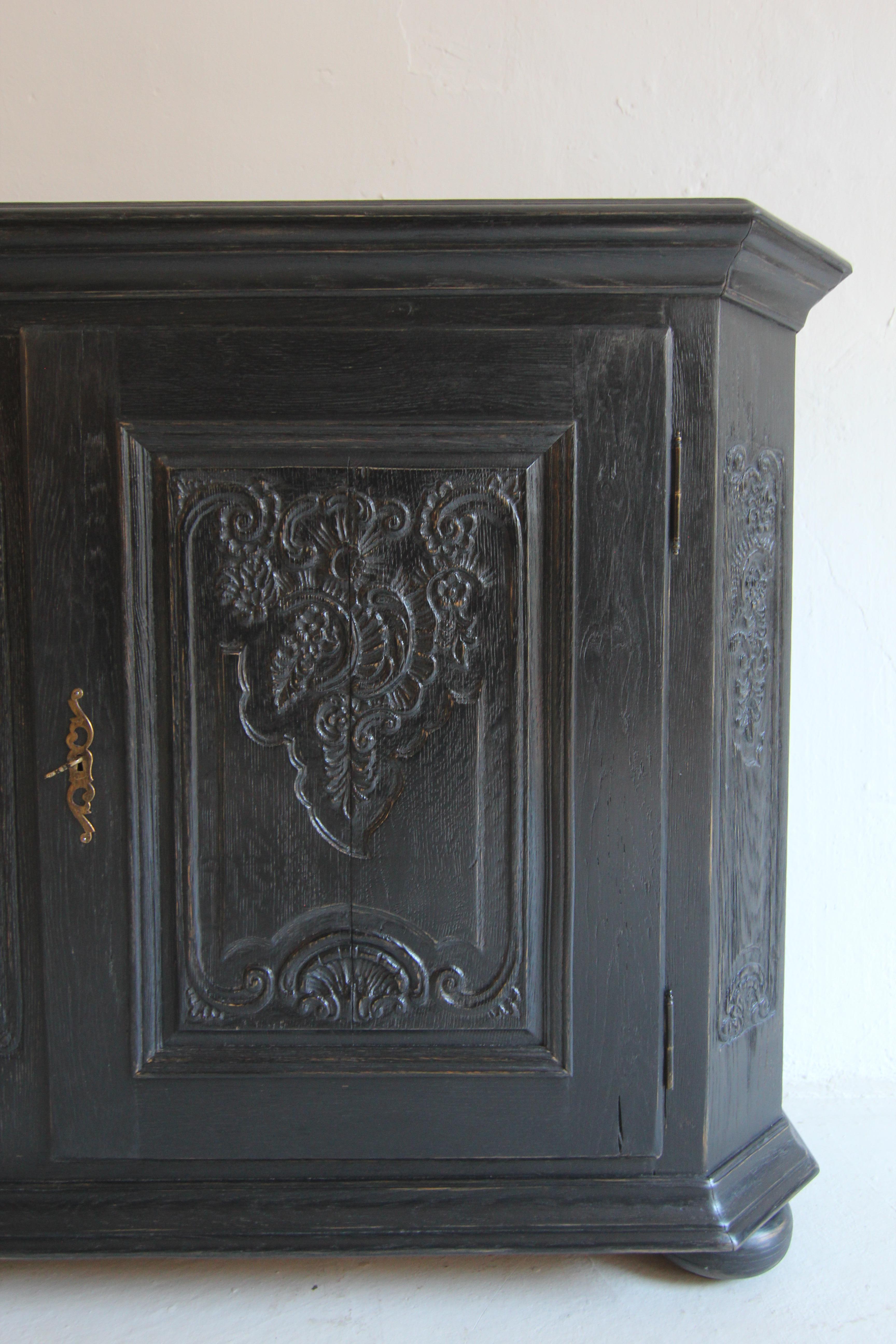 Sideboard oder Buffet aus ebonisierter deutscher Eiche aus der Zeit um 1800 im Angebot 6