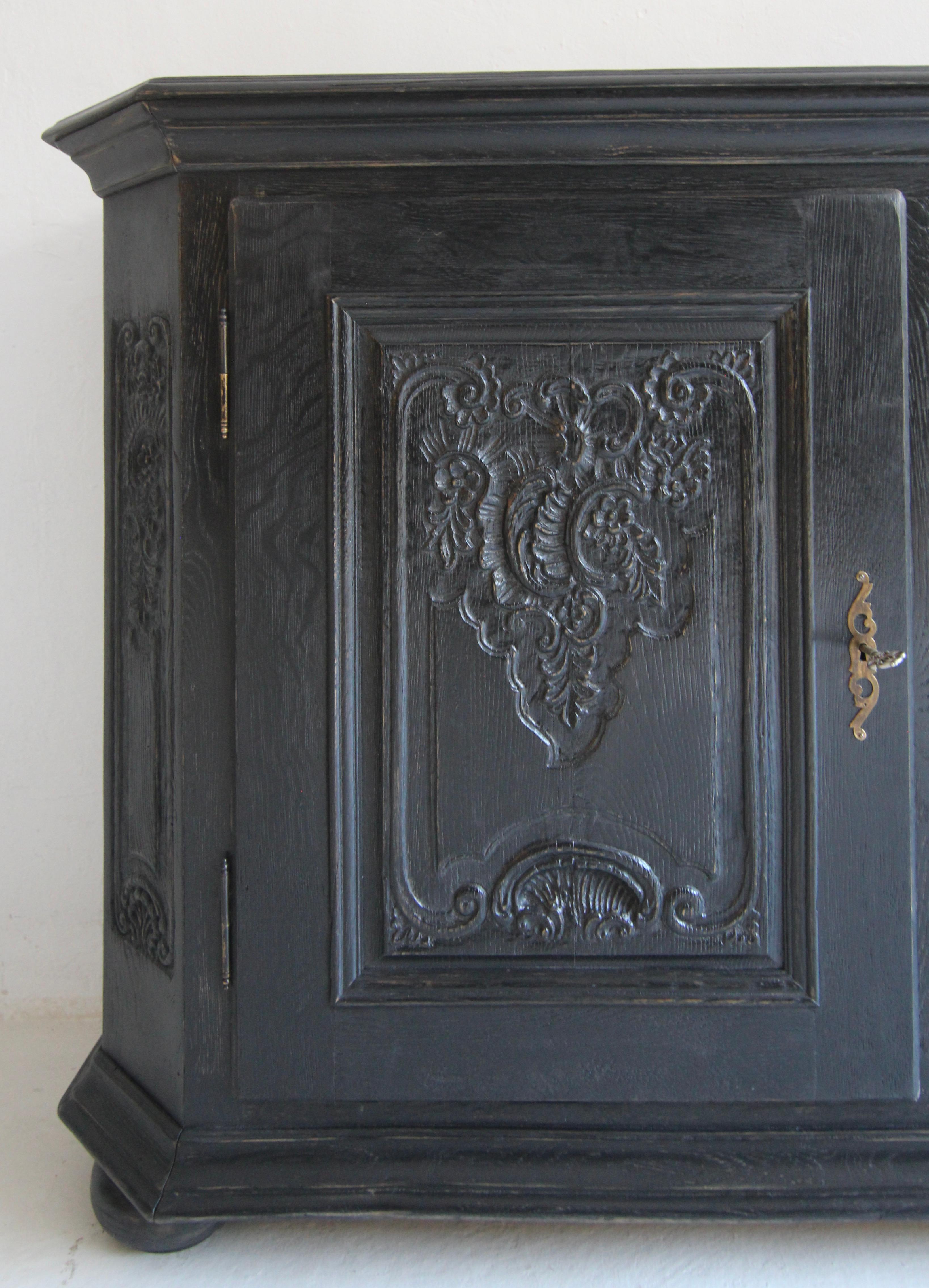 Sideboard oder Buffet aus ebonisierter deutscher Eiche aus der Zeit um 1800 im Angebot 7
