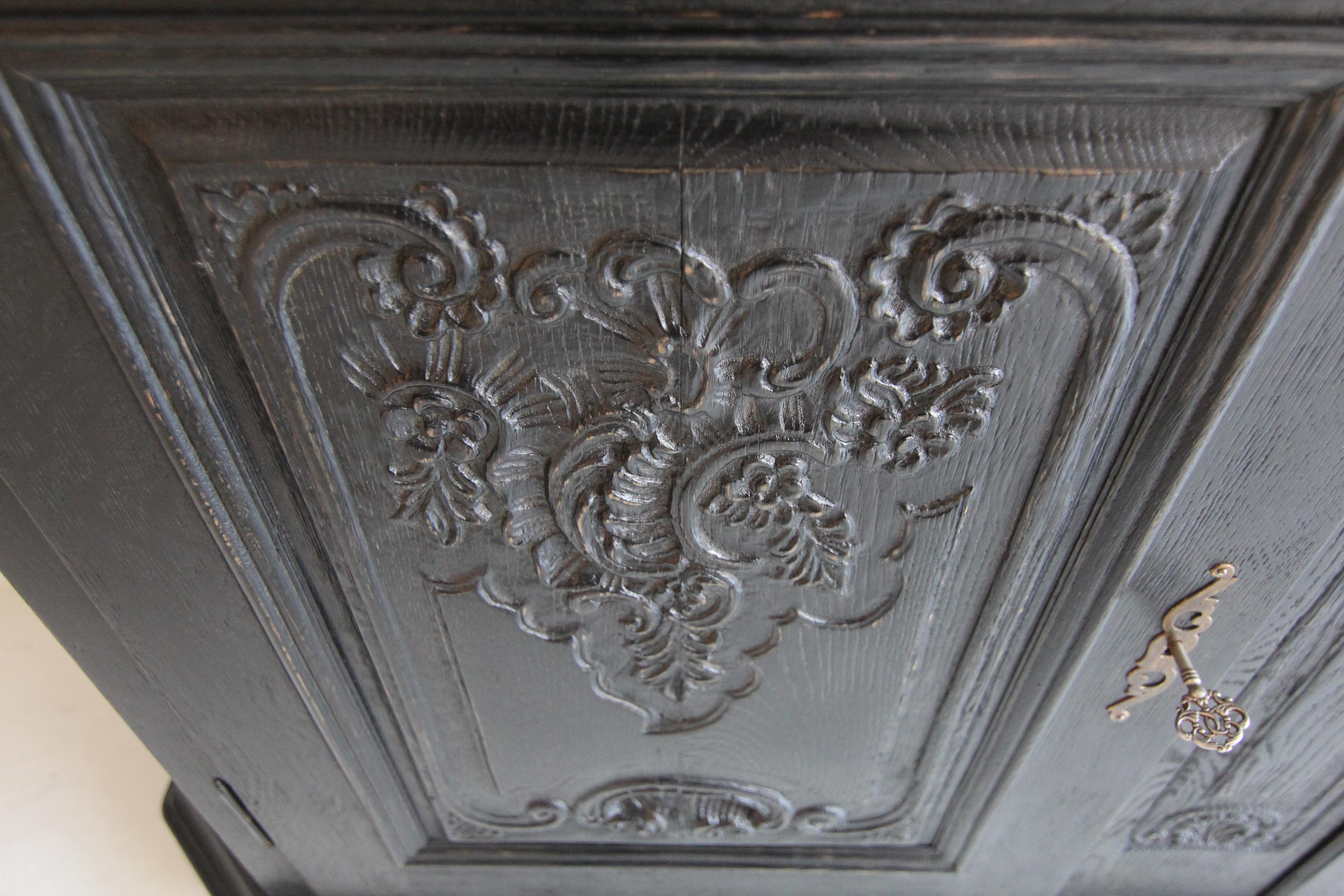 Sideboard oder Buffet aus ebonisierter deutscher Eiche aus der Zeit um 1800 im Angebot 8