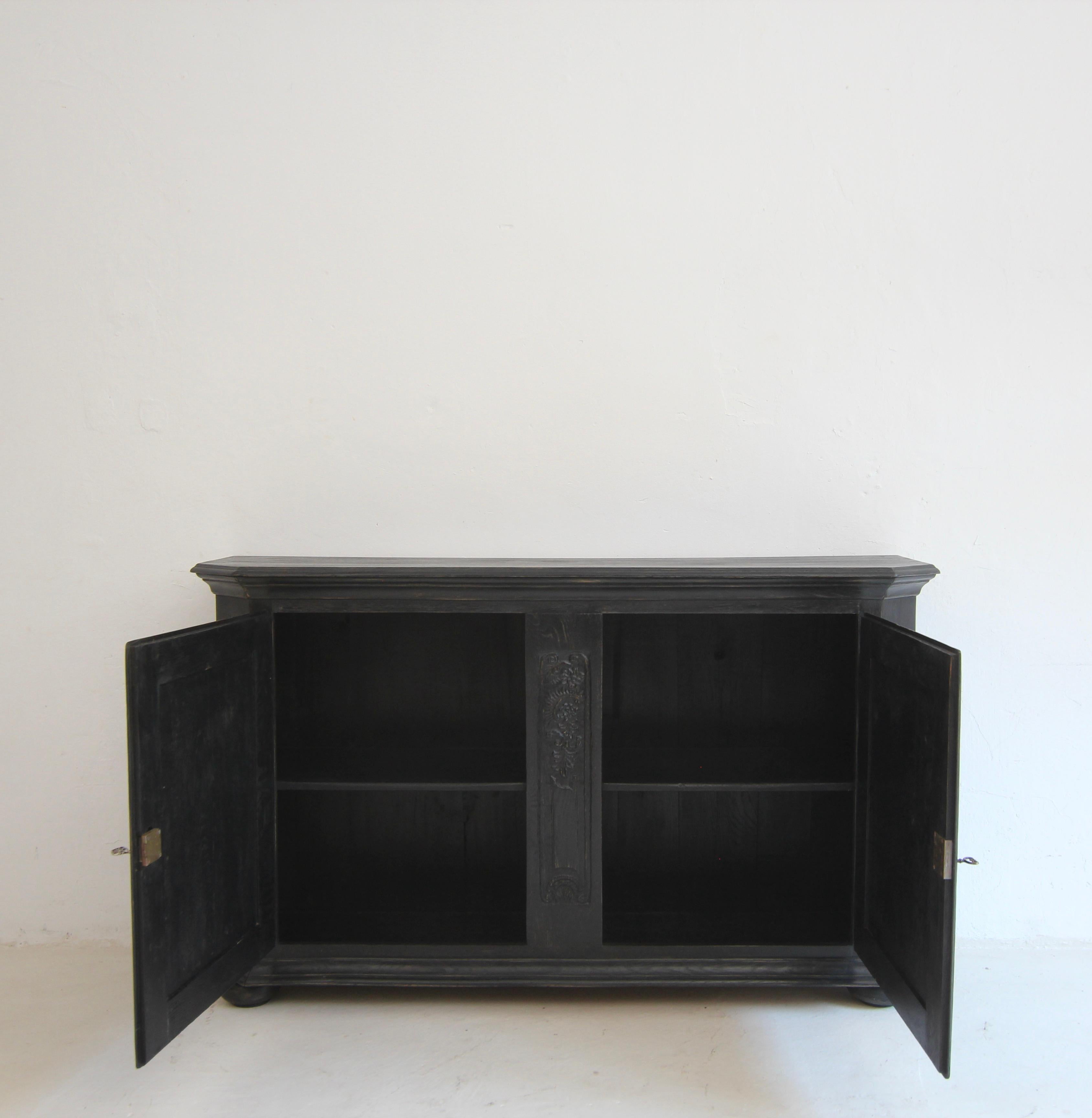 Sideboard oder Buffet aus ebonisierter deutscher Eiche aus der Zeit um 1800 im Angebot 10