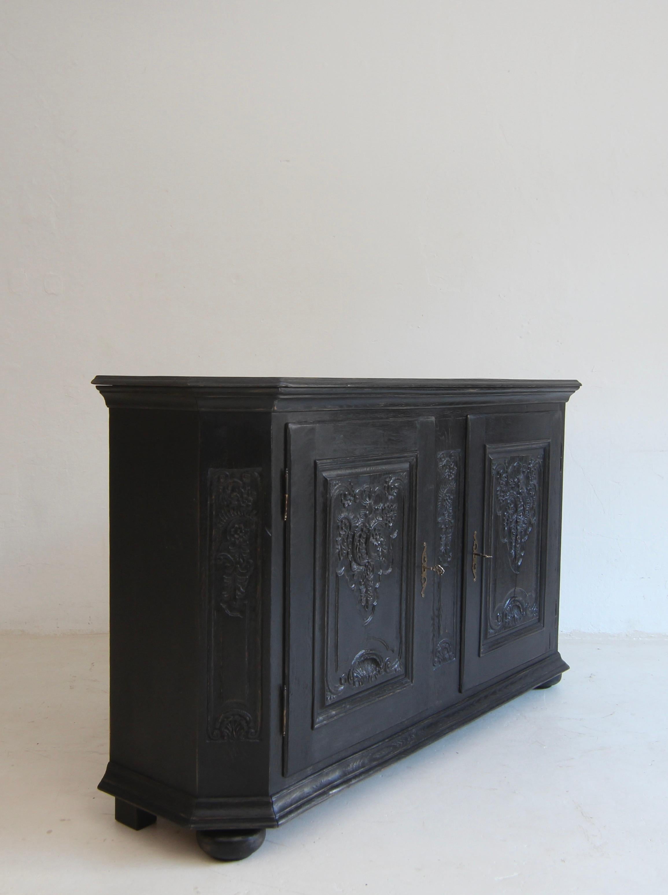 Sideboard oder Buffet aus ebonisierter deutscher Eiche aus der Zeit um 1800 im Angebot 11