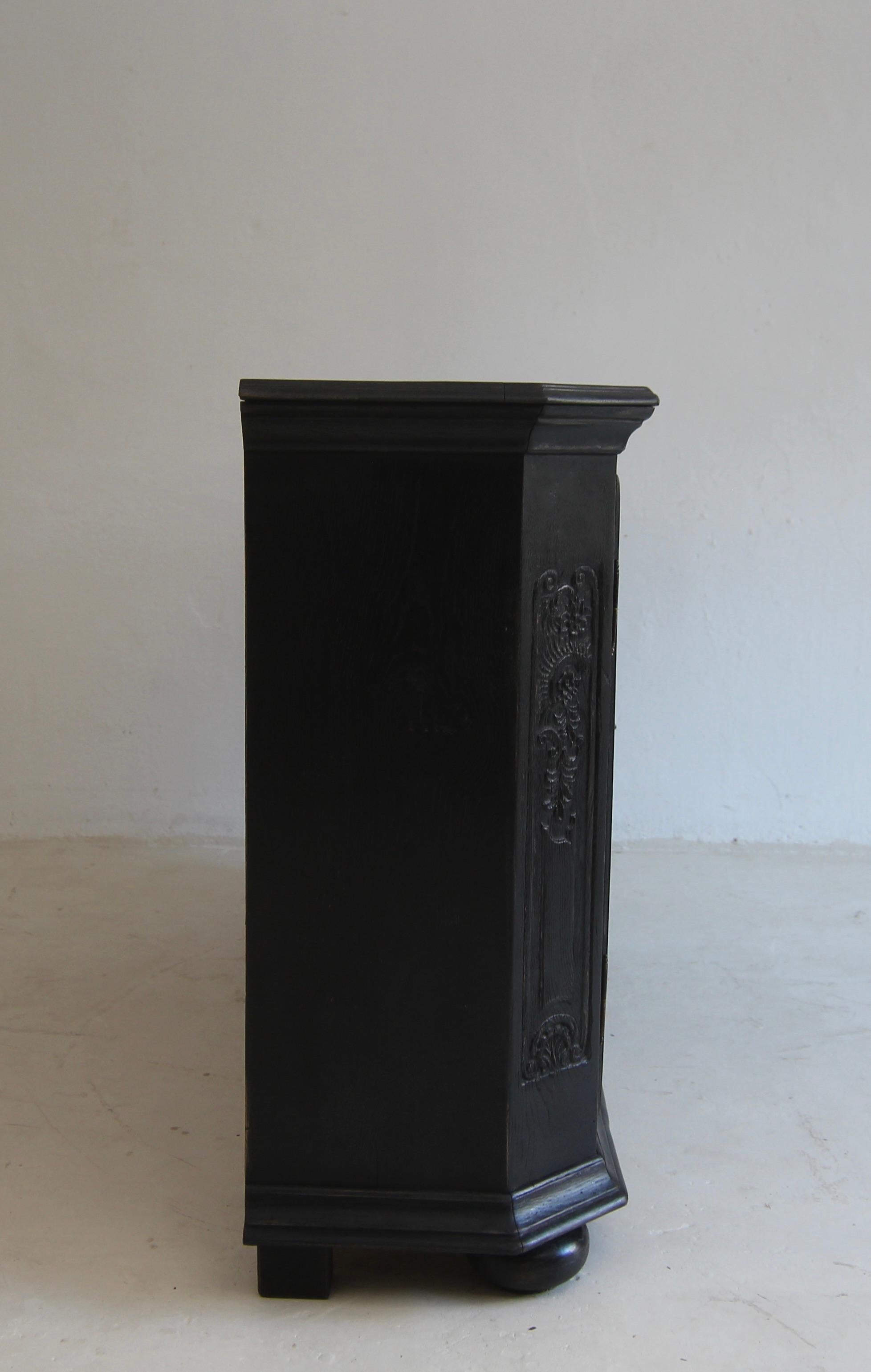 Sideboard oder Buffet aus ebonisierter deutscher Eiche aus der Zeit um 1800 im Angebot 12