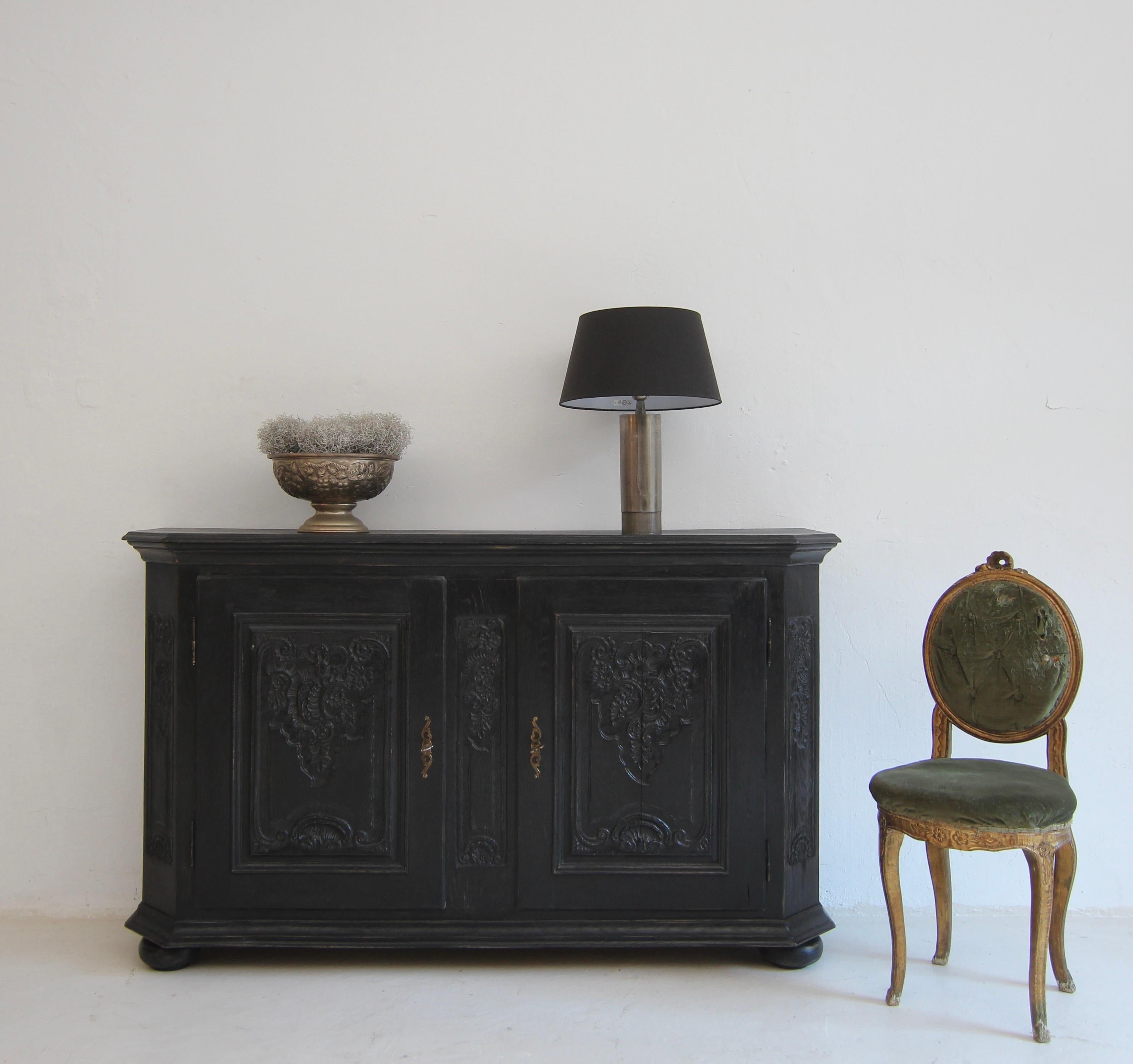Anrichte oder Buffet aus dem Aachener Raum, um 1800, ebonisiert und restauriert, gebrauchsfertig.

Flacher Eichenholzkorpus auf gedrückten Kugelfüßen vorne und Blockfüßen hinten mit schrägen Lisenen, profilierter kannelierter Sockelleiste und leicht