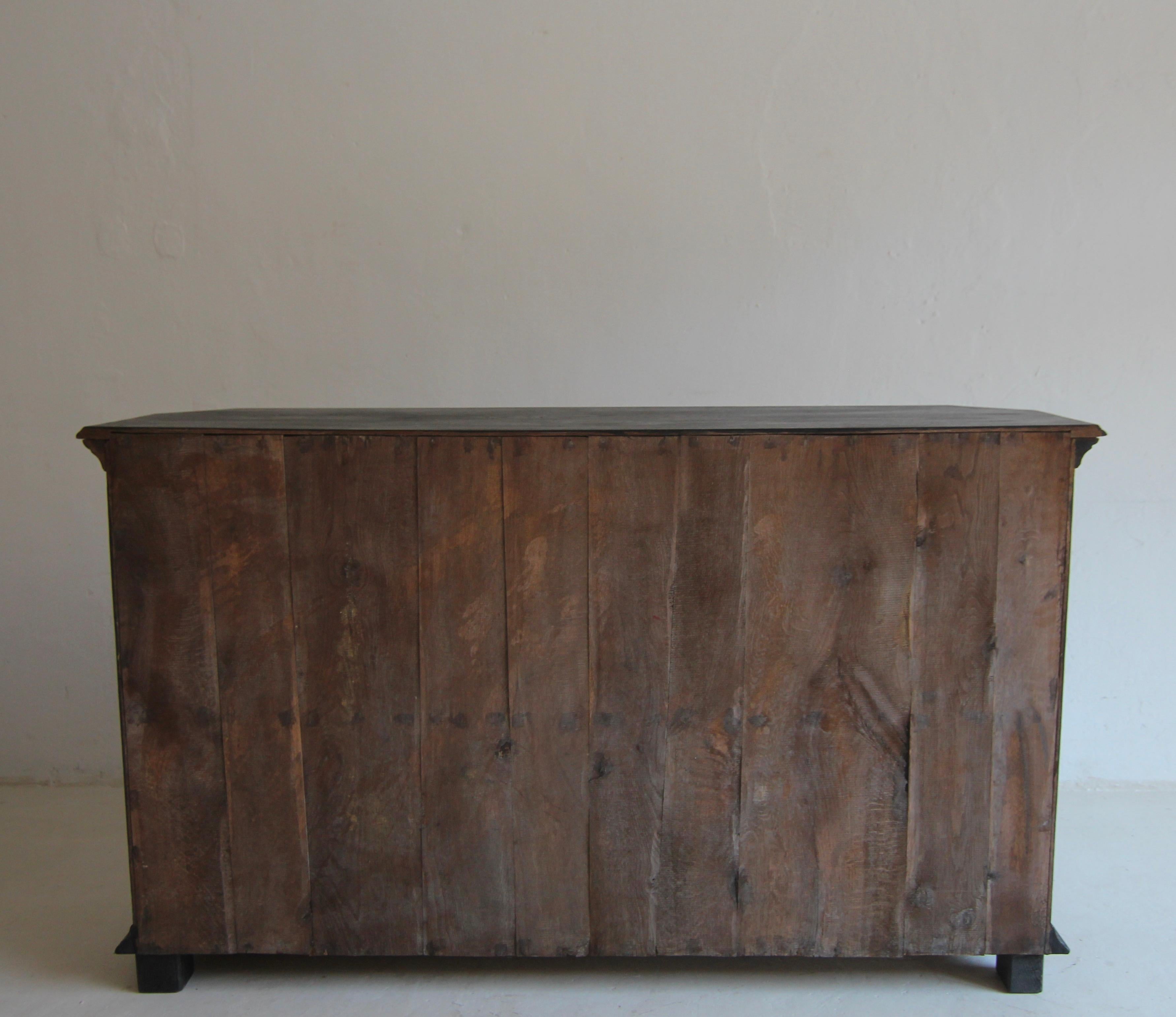 Sideboard oder Buffet aus ebonisierter deutscher Eiche aus der Zeit um 1800 im Angebot 13