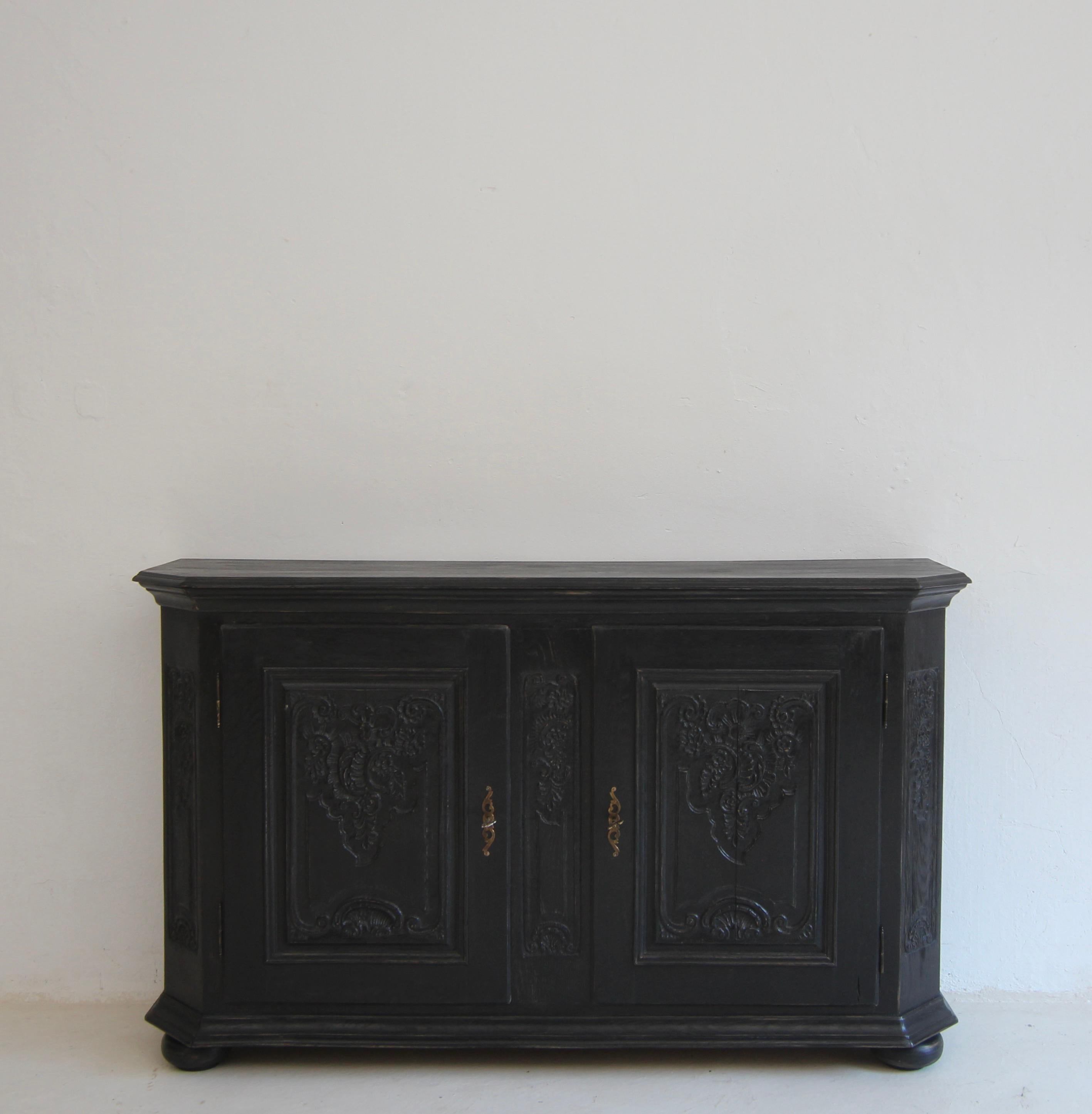 Sideboard oder Buffet aus ebonisierter deutscher Eiche aus der Zeit um 1800 (Deutsch) im Angebot
